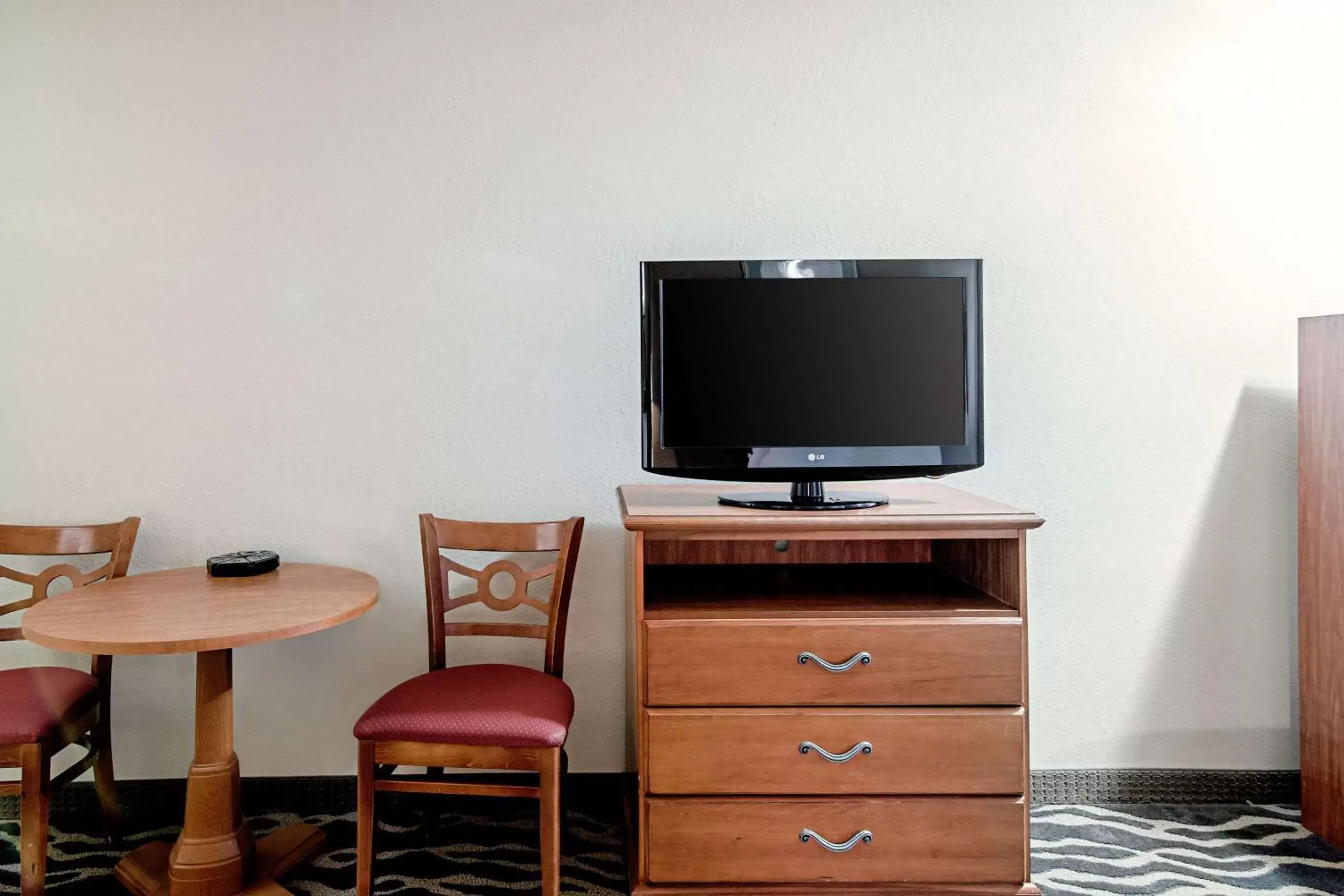 Photo of the whole room, TV/Entertainment Center in Quality Inn Huron