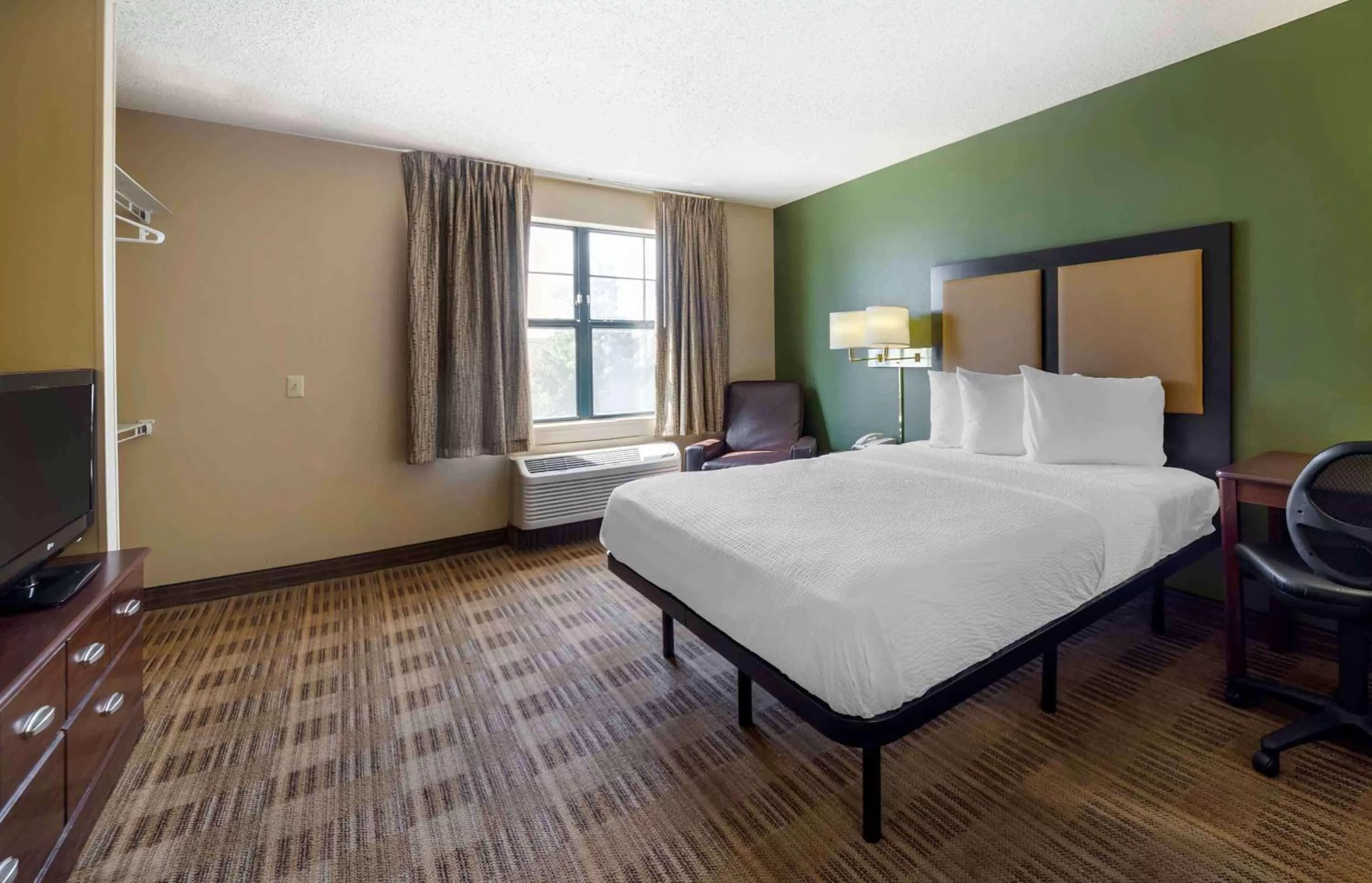 Bedroom, Bed in Extended Stay America Suites - Oklahoma City - NW Expressway