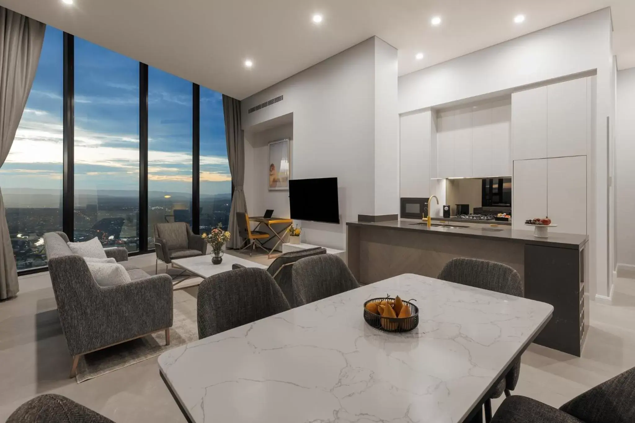 TV and multimedia, Dining Area in Meriton Suites Surfers Paradise