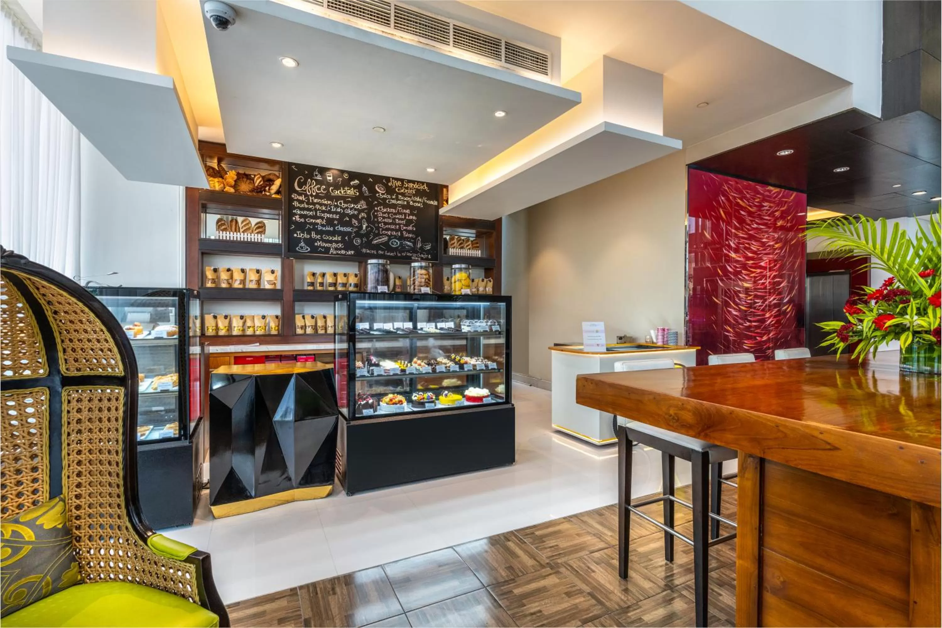 Lounge or bar in Mövenpick Hotel Colombo