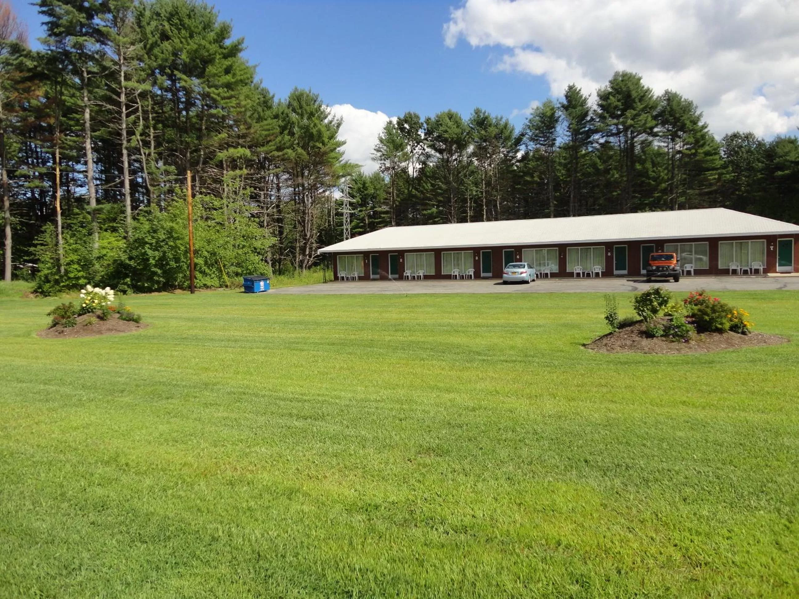 Property building in Sara Glen Motel - Saratoga Springs-Glens Falls