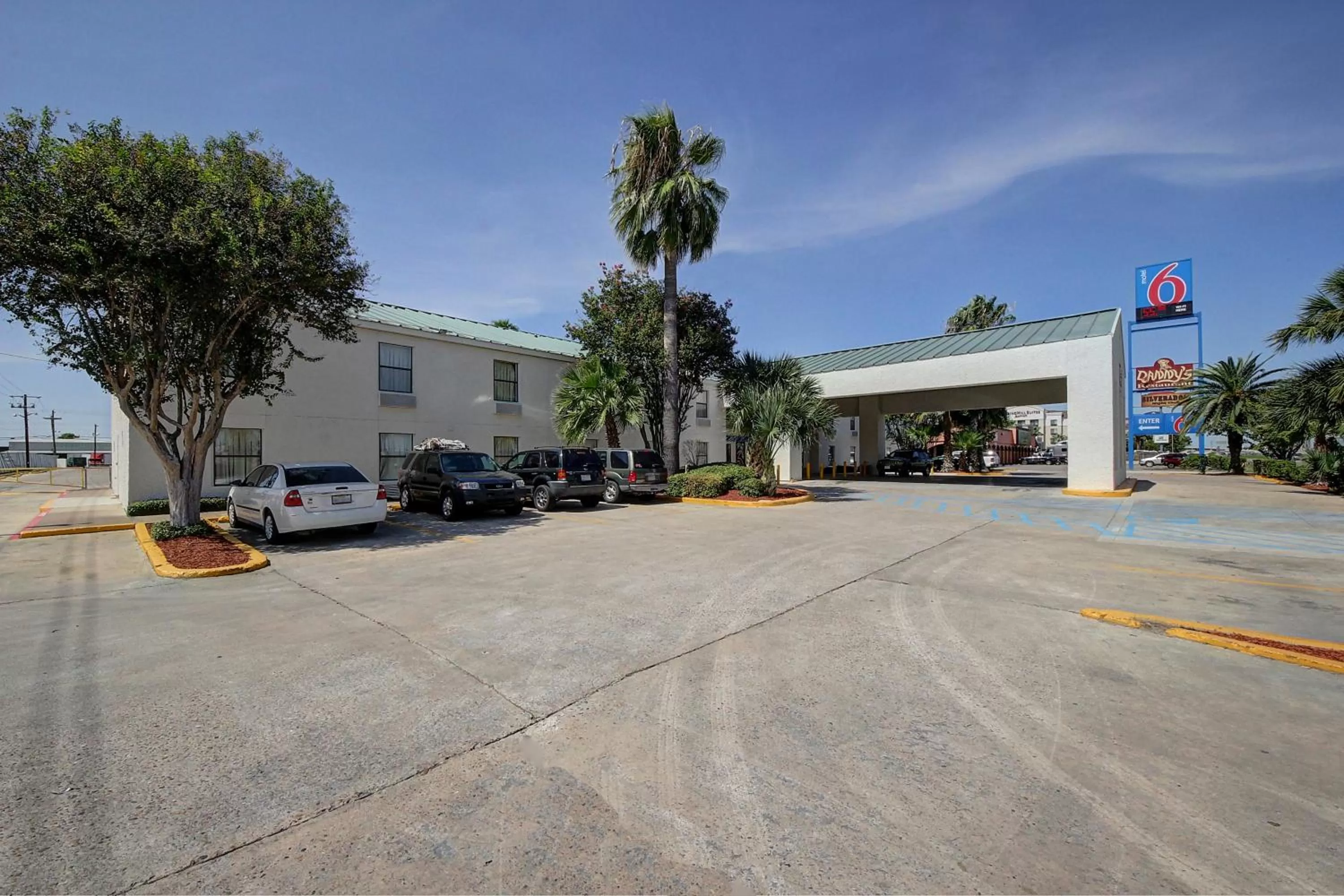 Property building in Motel 6-Laredo, TX - North I-35