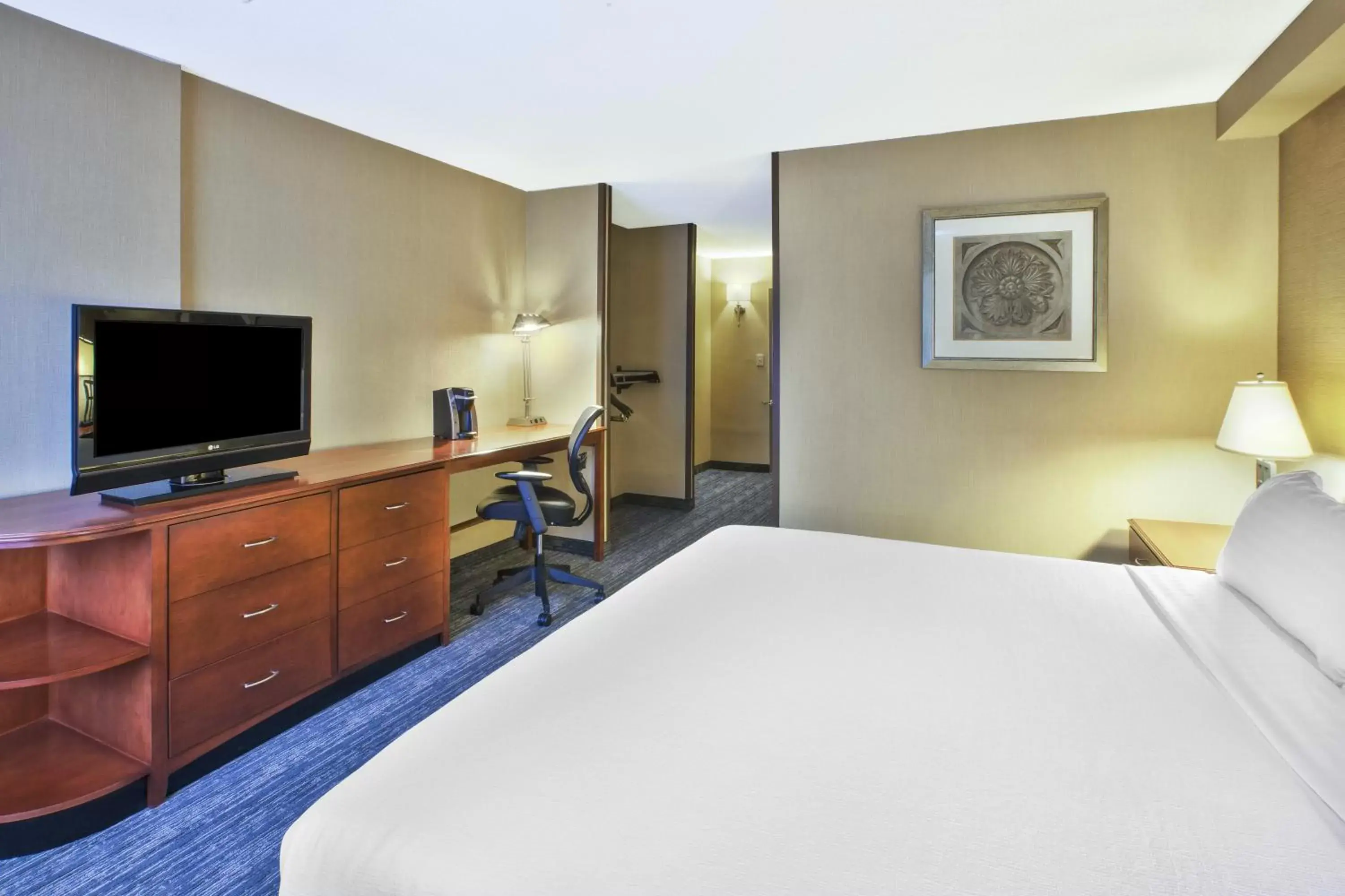 Photo of the whole room, Bed in Holiday Inn National Airport/Crystal City, an IHG Hotel