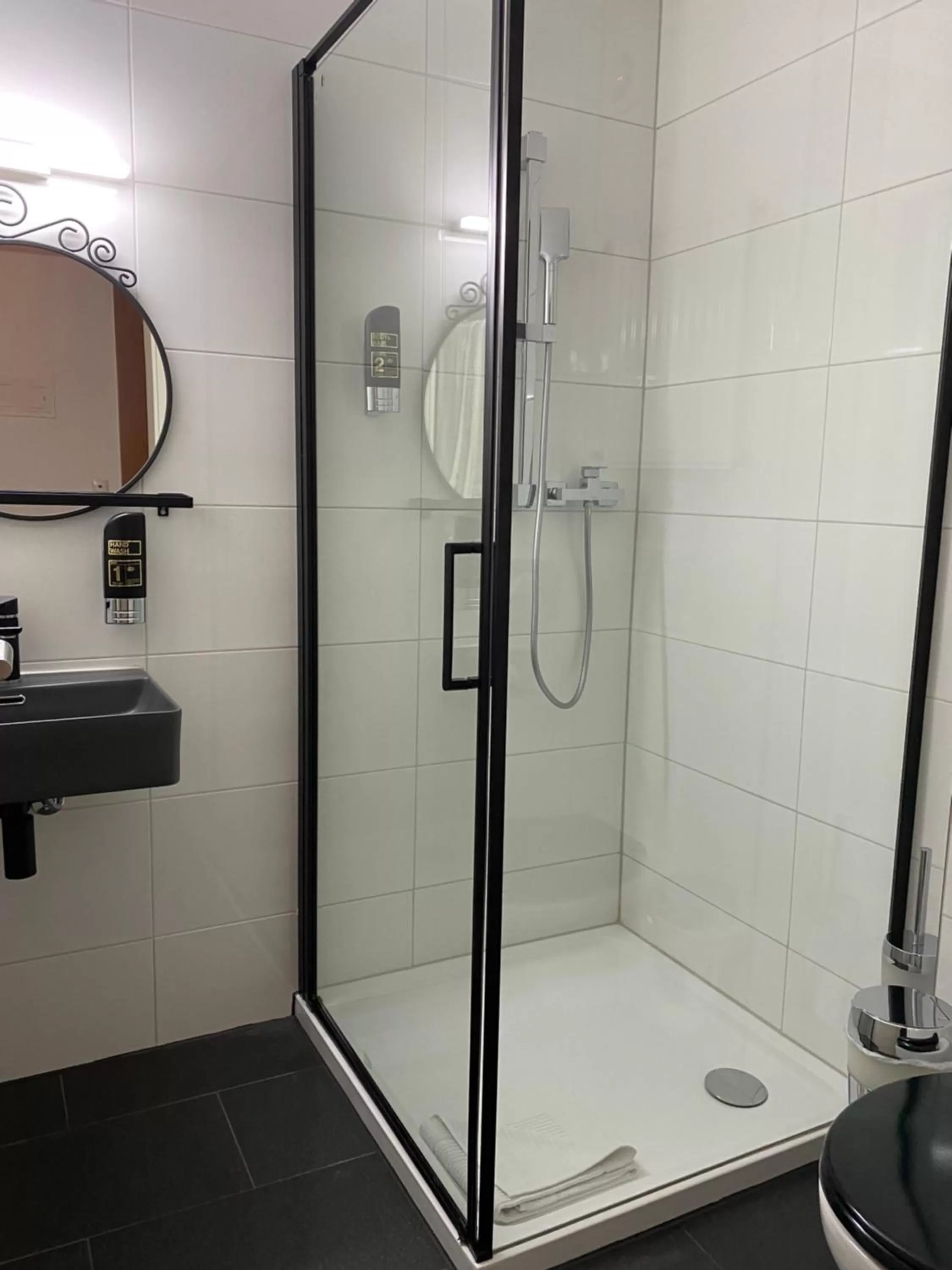 Bathroom in Hotel am Hafen