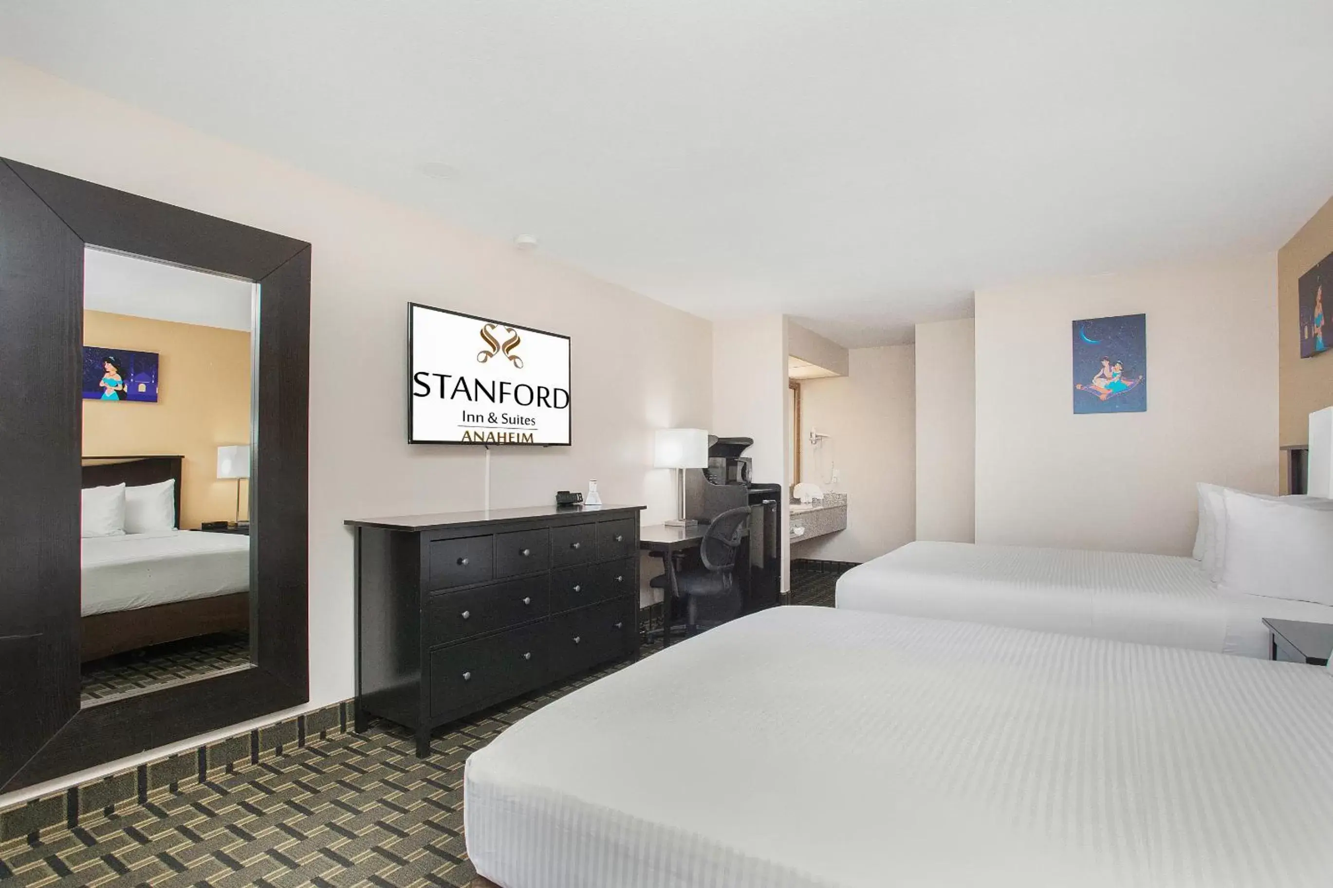 TV and multimedia, Bed in Stanford Inn & Suites Anaheim