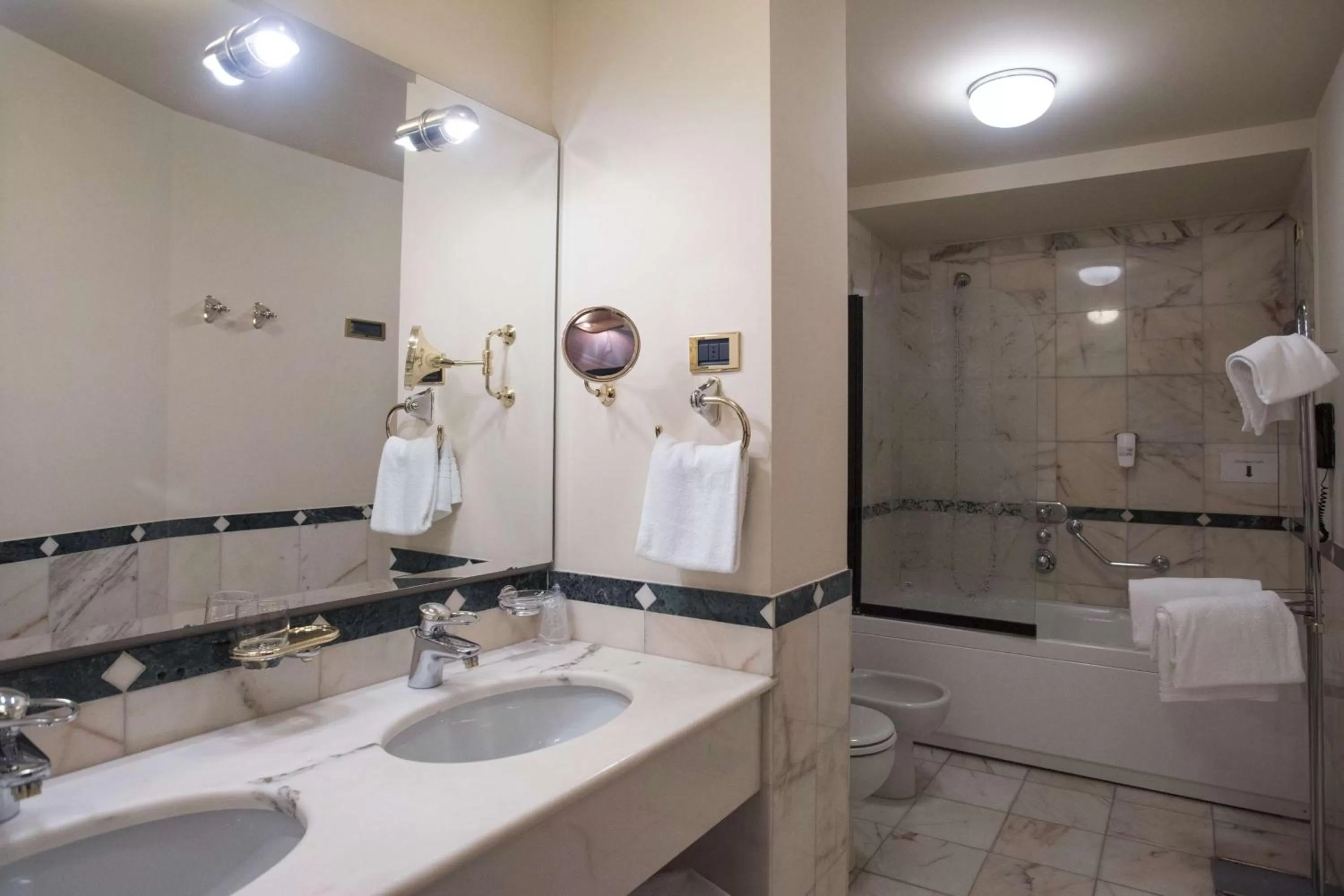 Toilet in Hotel Plaza