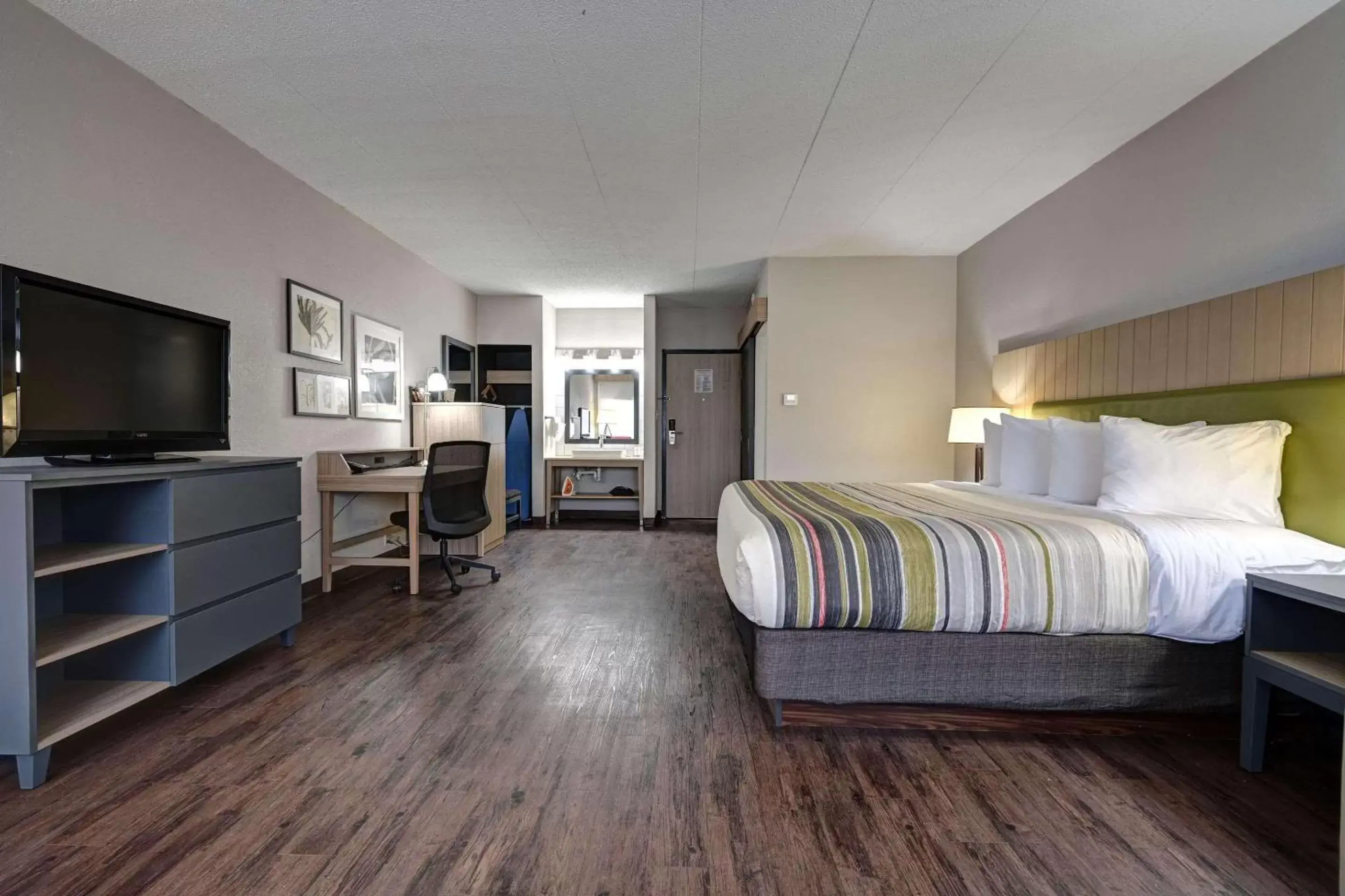 Bedroom, TV/Entertainment Center in Country Inn & Suites by Radisson, Pierre, SD