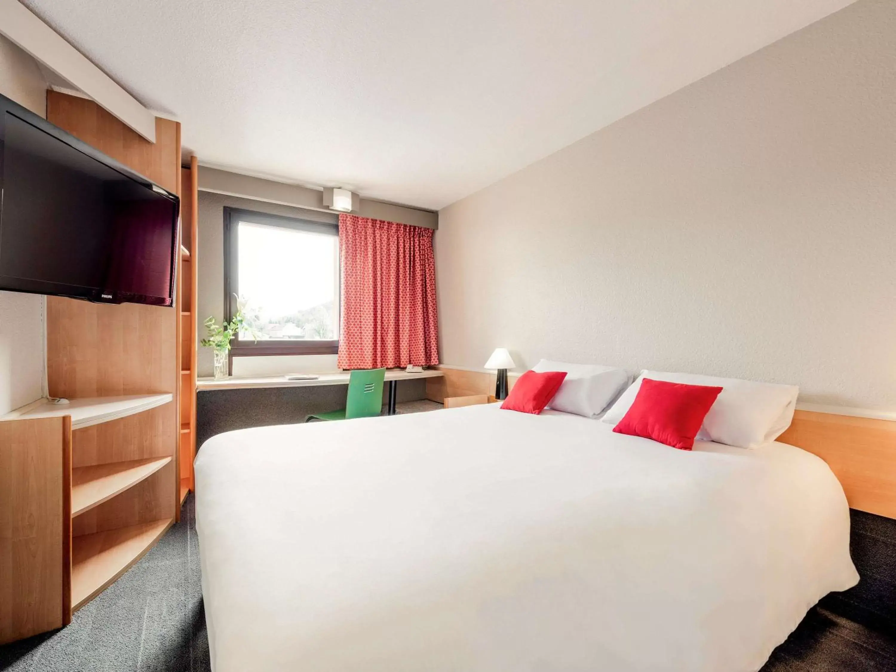 Photo of the whole room, Bed in ibis Lourdes Centre Gare