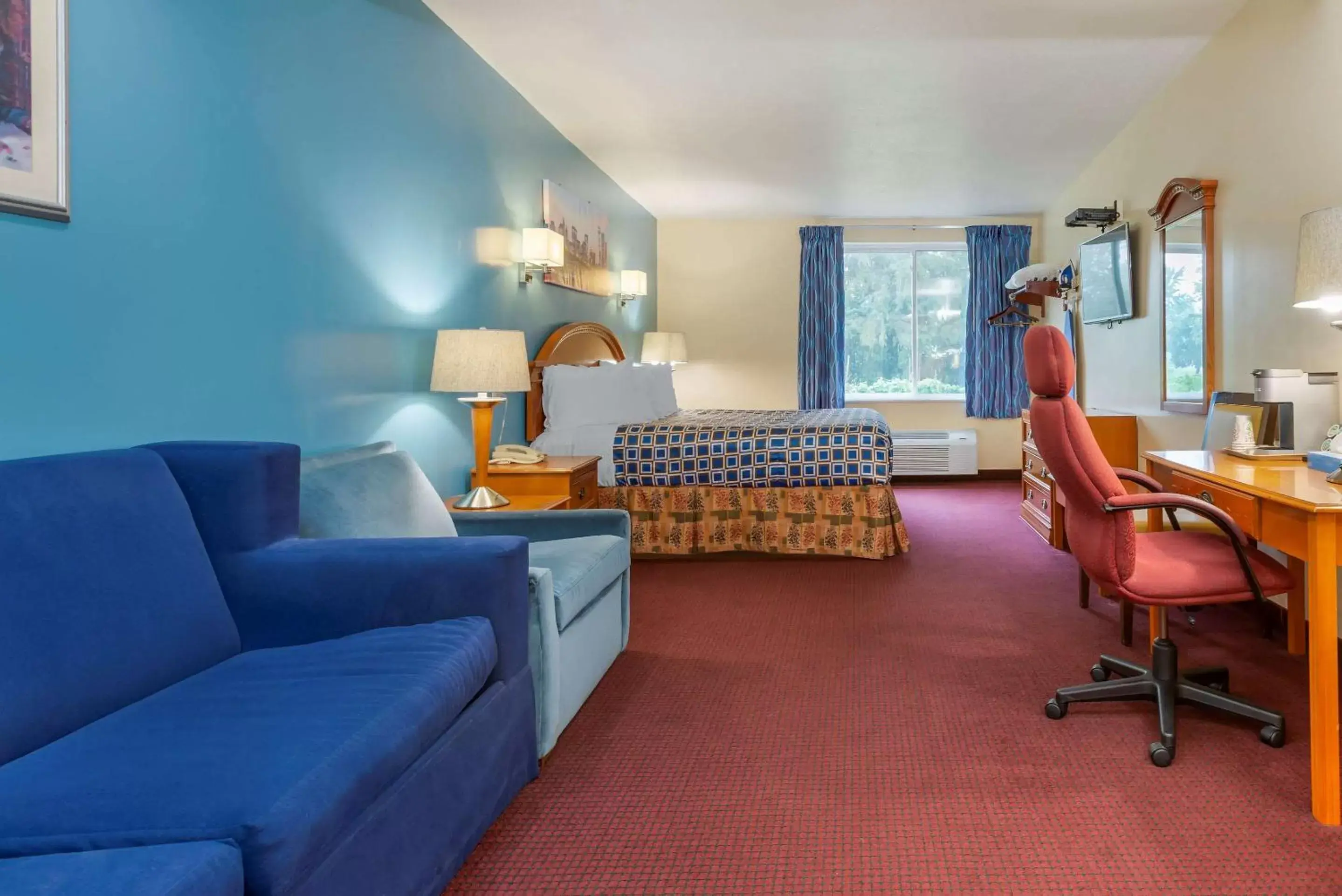 Bedroom in Rodeway Inn & Suites New Paltz- Hudson Valley