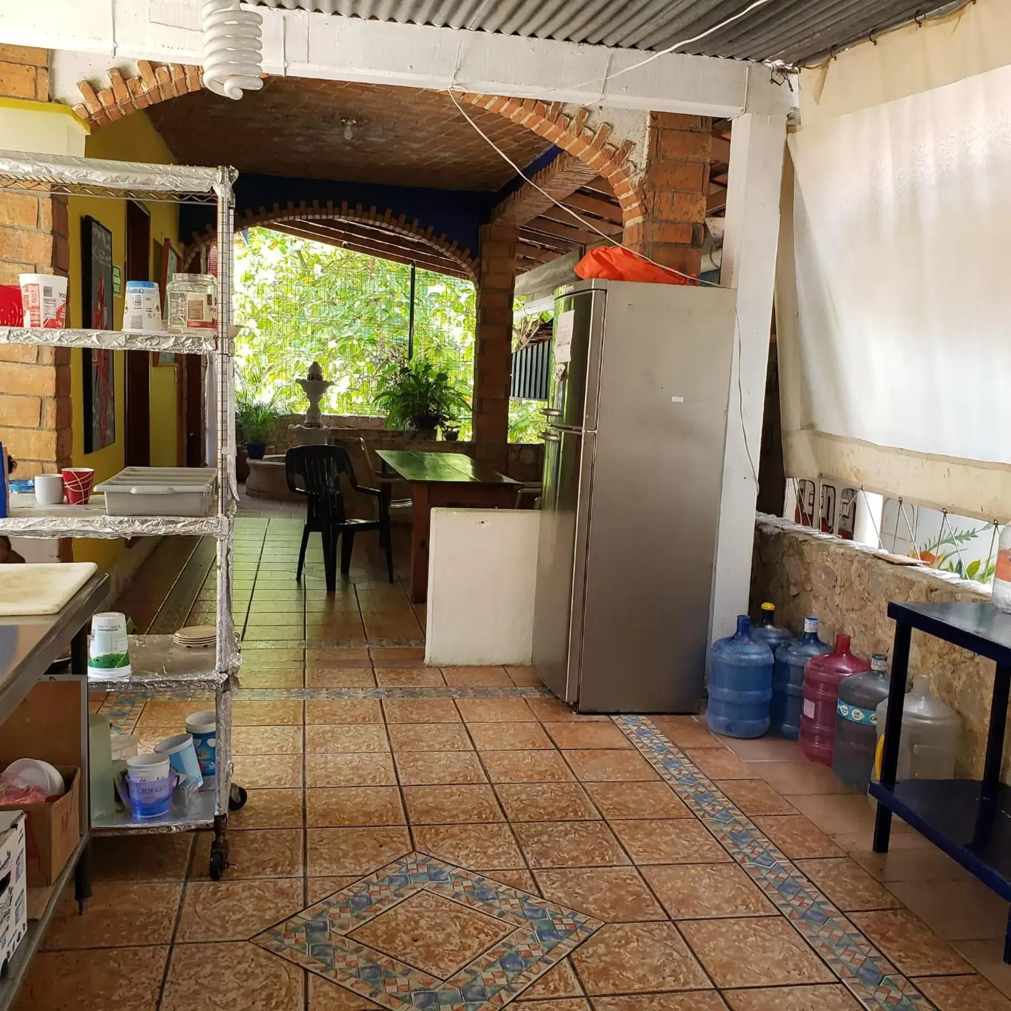 Communal kitchen in Hotel & Hostal Mayflower