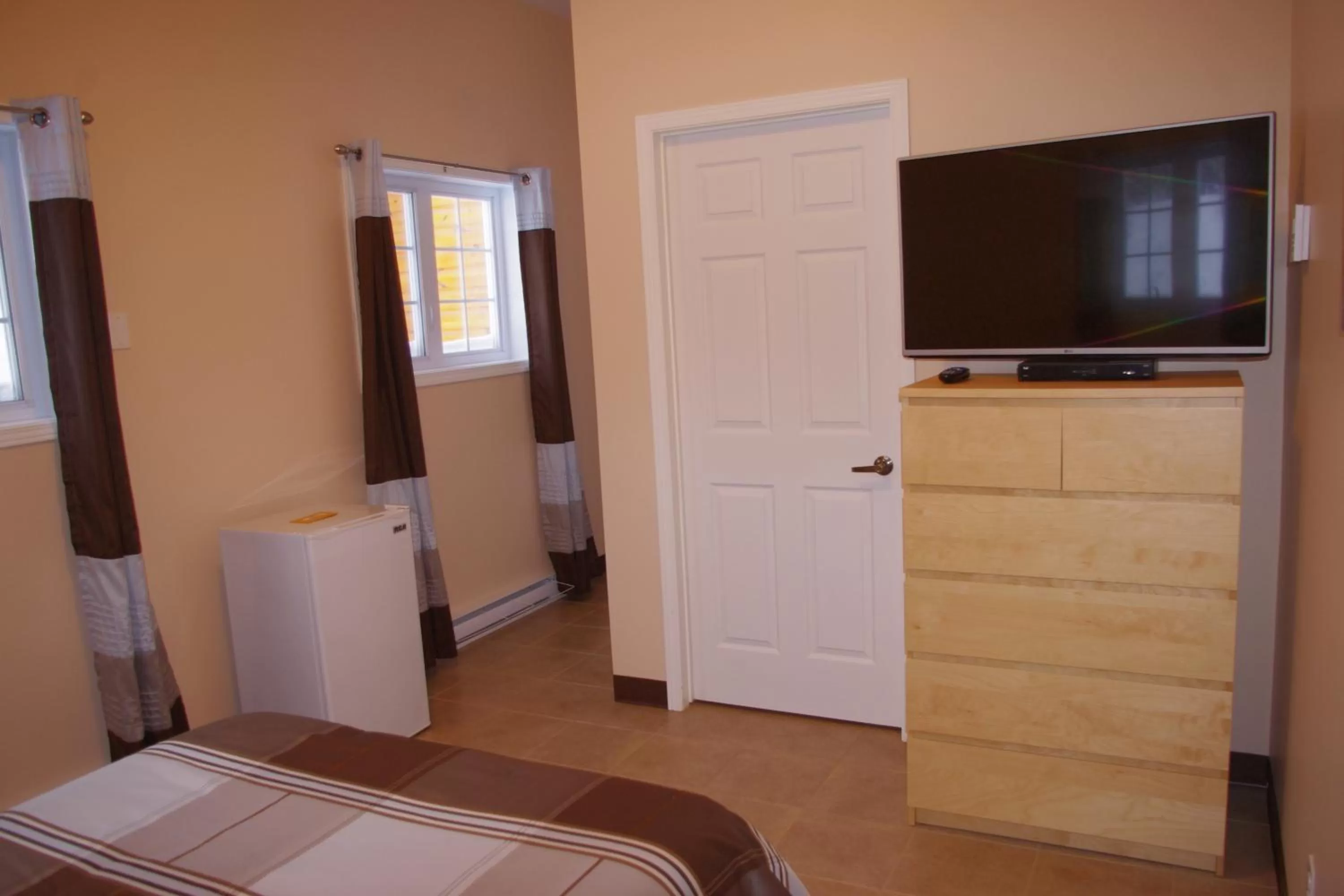 Day, TV/Entertainment Center in Auberge La Tanière