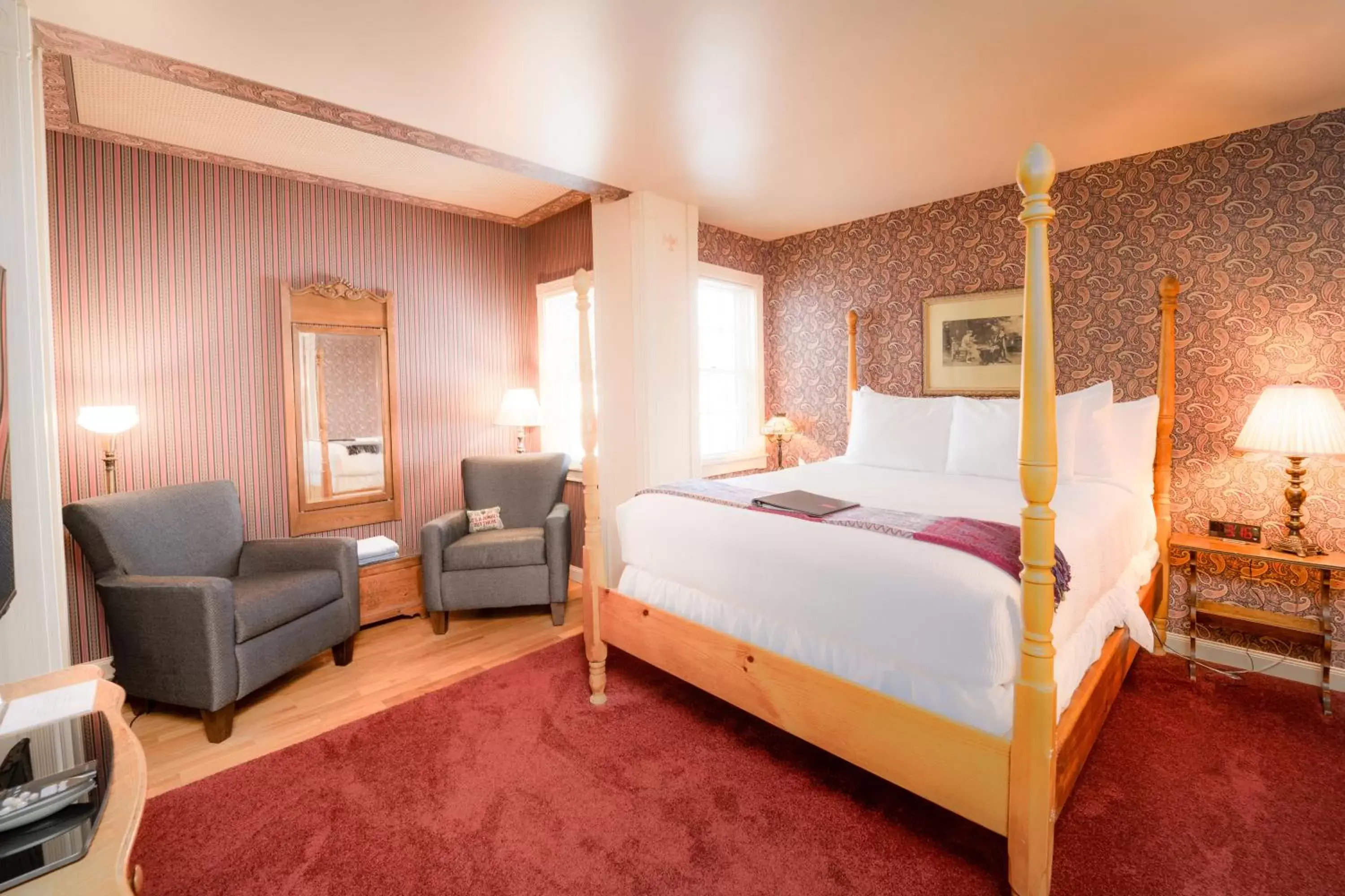 Queen Room in Yelton Manor Bed and Breakfast