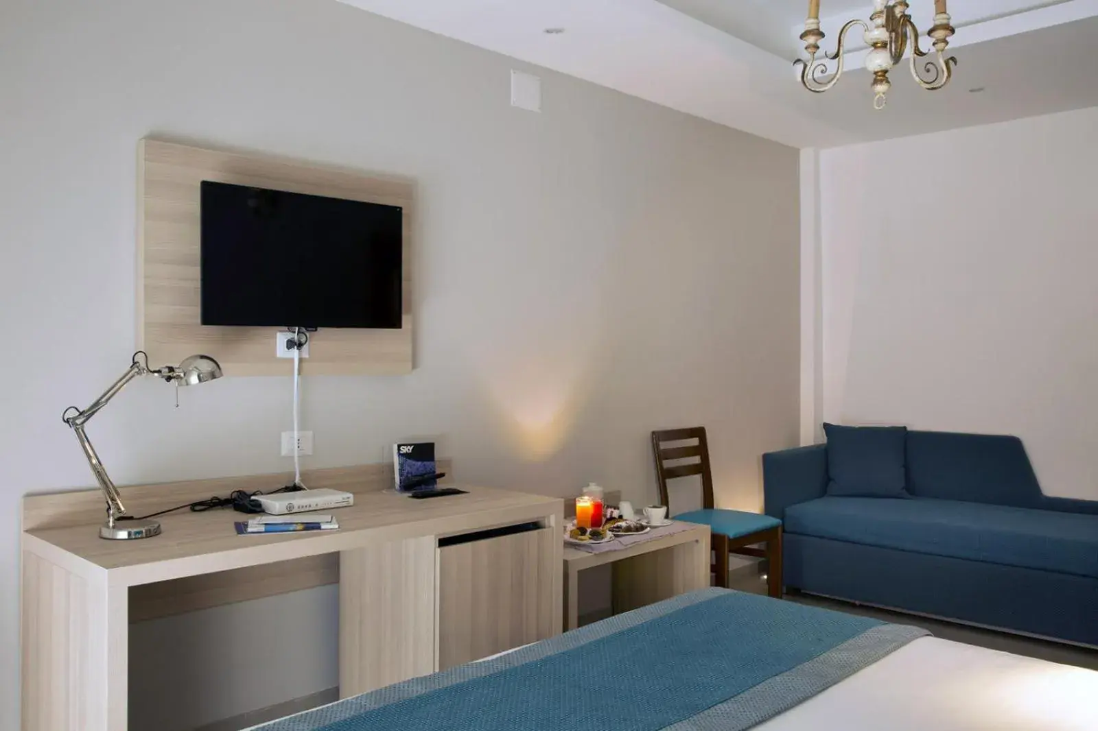 Bed, TV/Entertainment Center in American Hotel