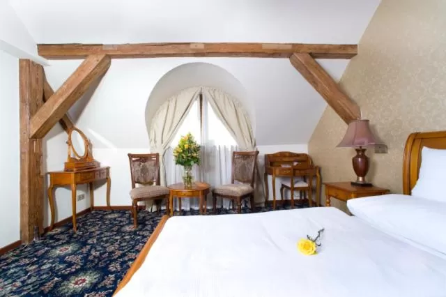 Bedroom, Bed in Chateau Zbiroh