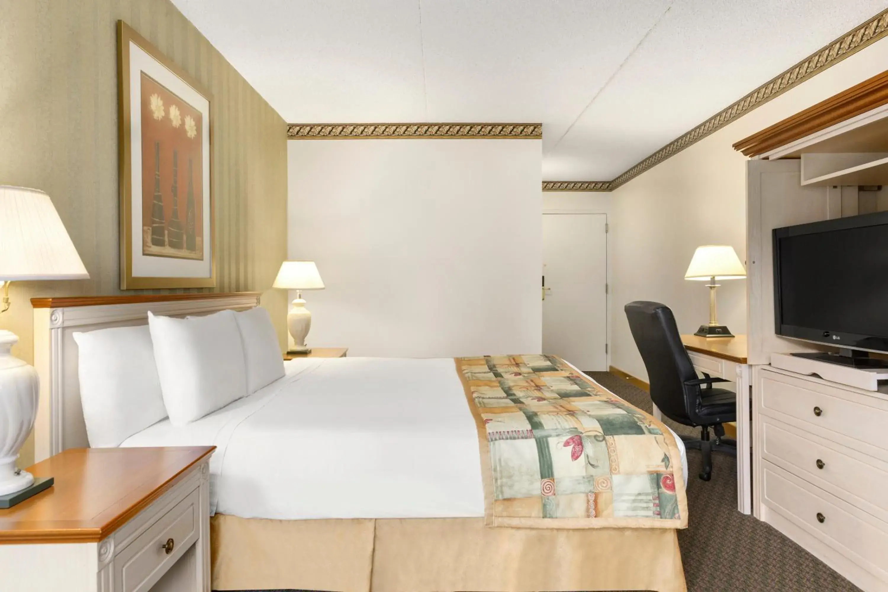 Bedroom, Bed in Travelodge by Wyndham Owen Sound ON