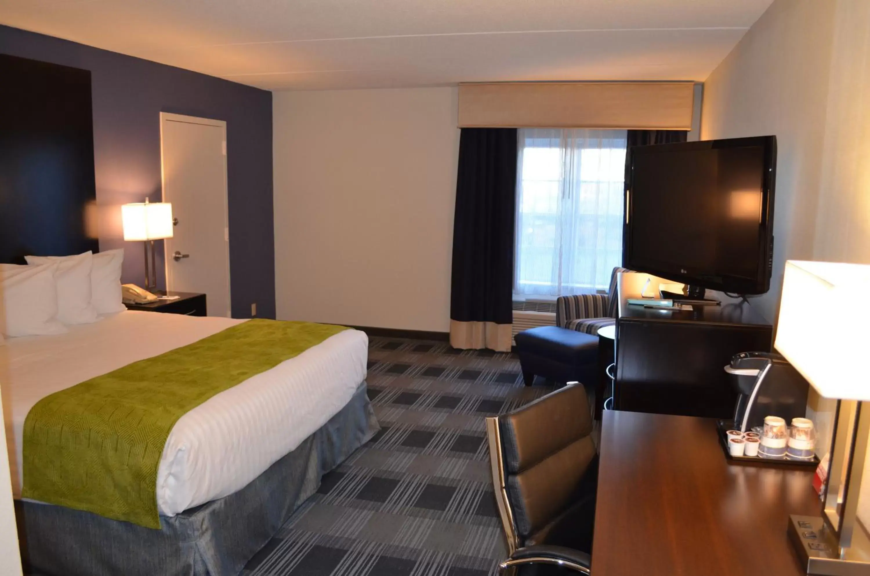 Bed, TV/Entertainment Center in Best Western Hartford Hotel and Suites