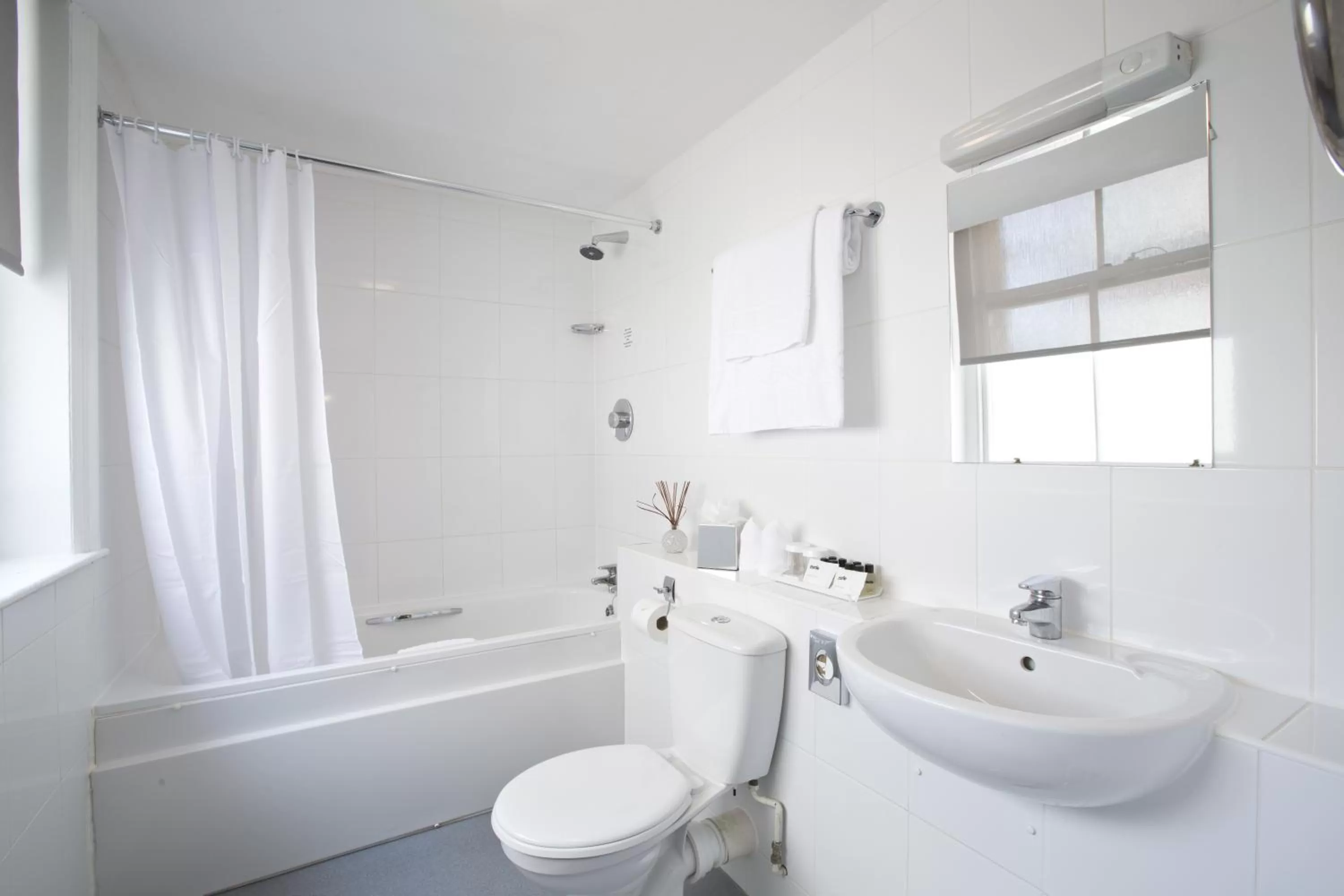 Shower in Thistle London Bloomsbury Park