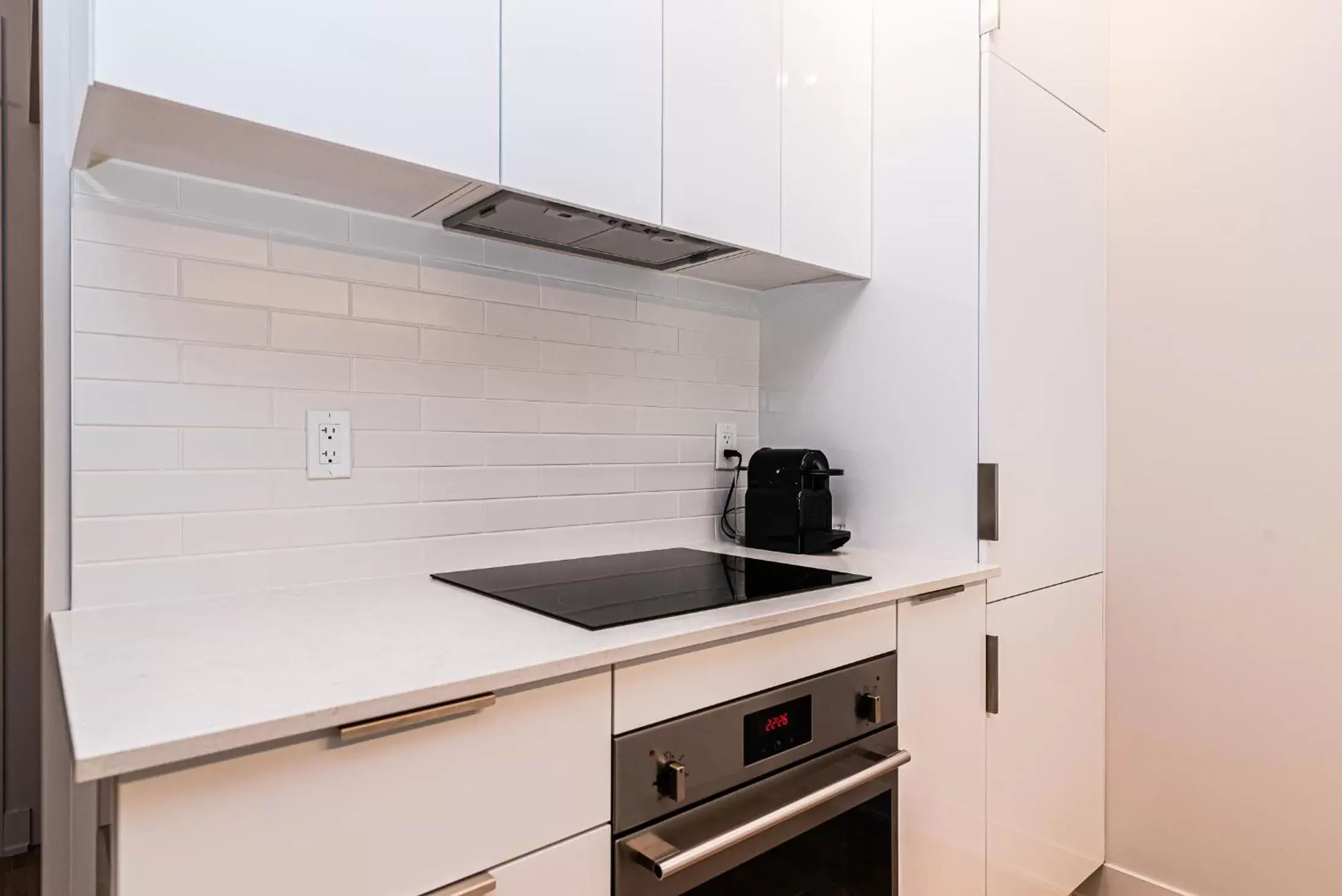 Coffee/tea facilities, Kitchen/Kitchenette in WRFY Griffintown Apartment