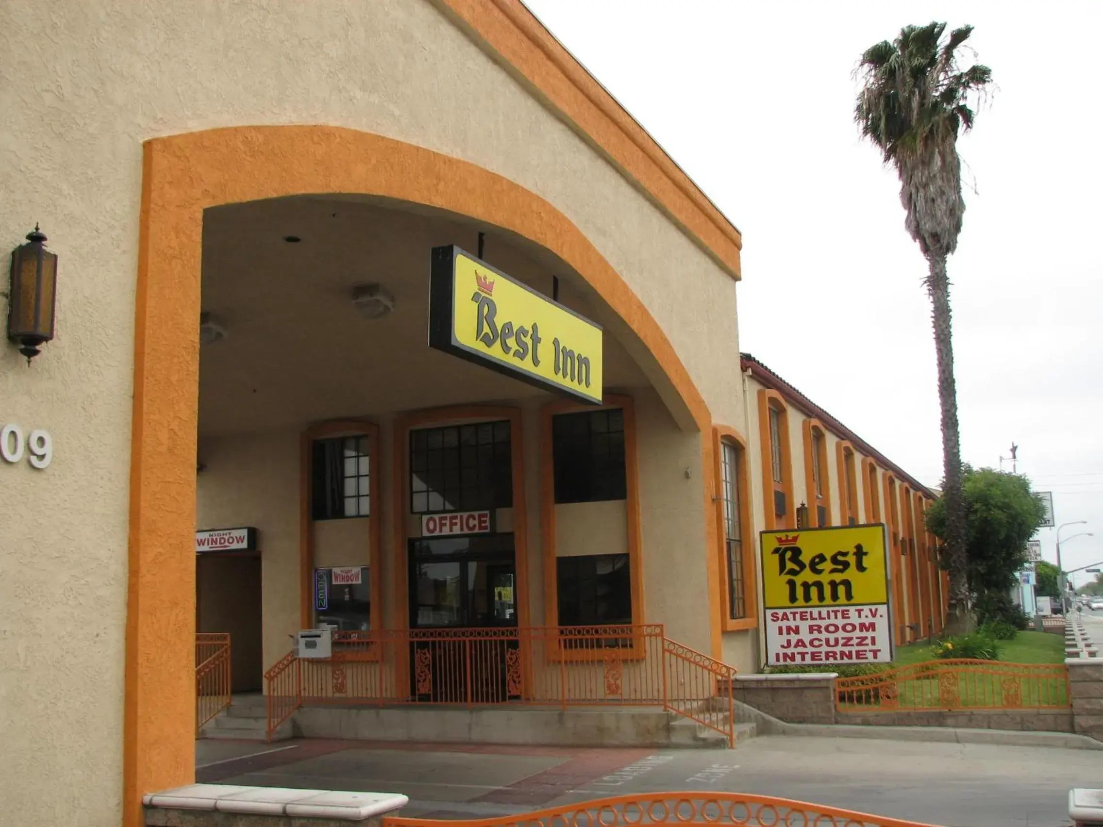 Facade/entrance in Best Inn