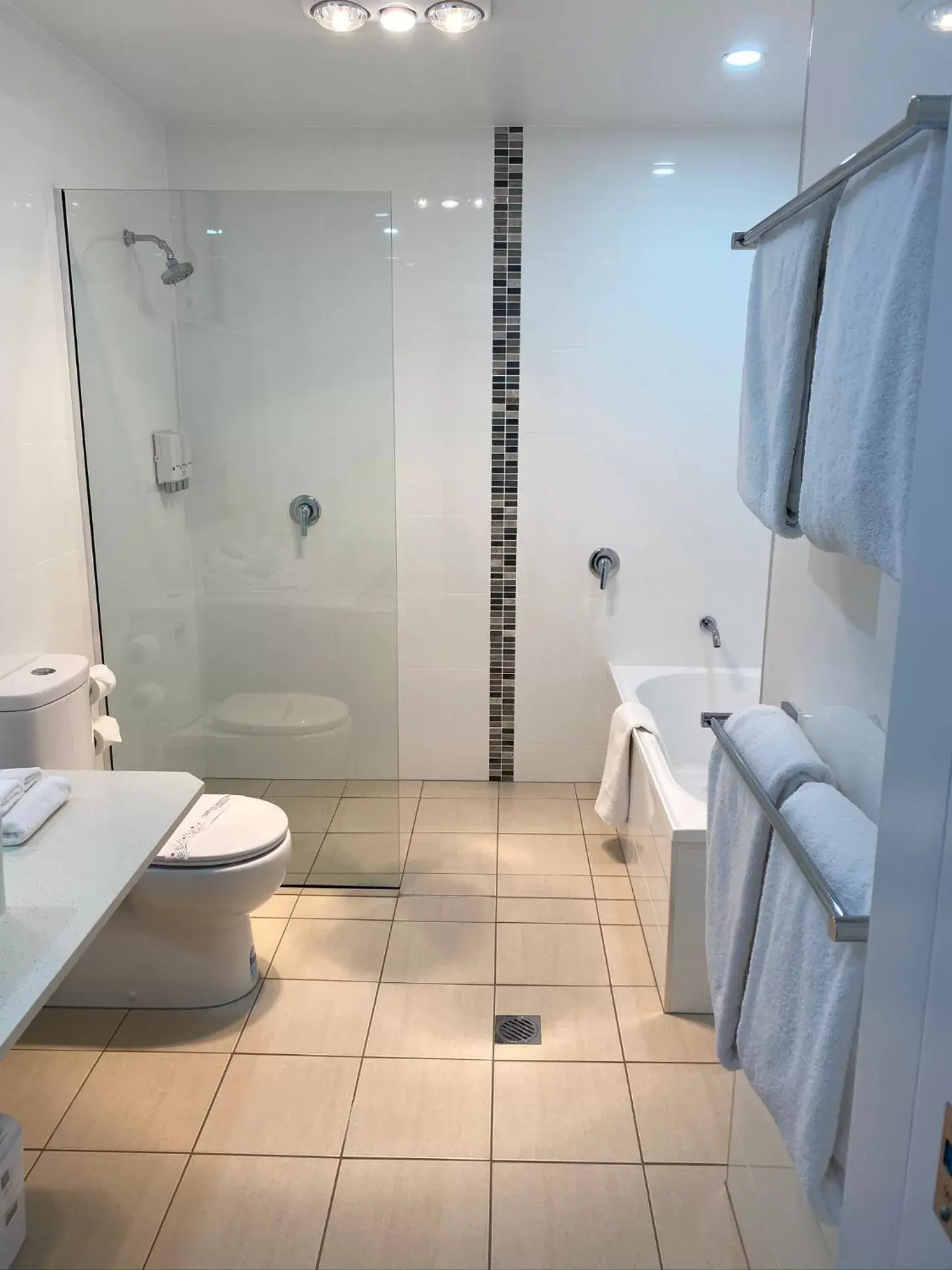 Shower, Bathroom in New England Motor Lodge