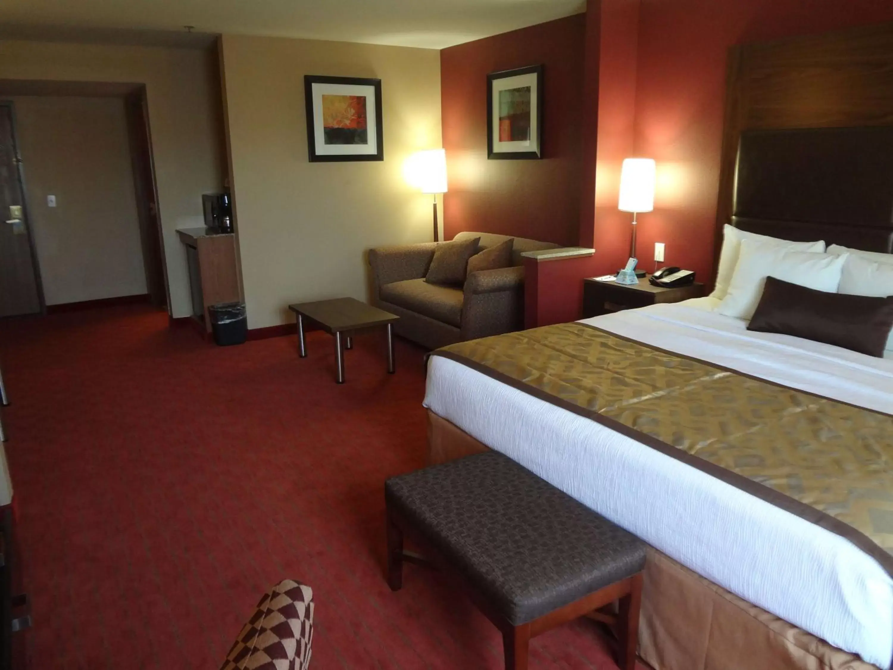 Photo of the whole room, Bed in Best Western Plus Tulsa Woodland Hills Hotel and Suites