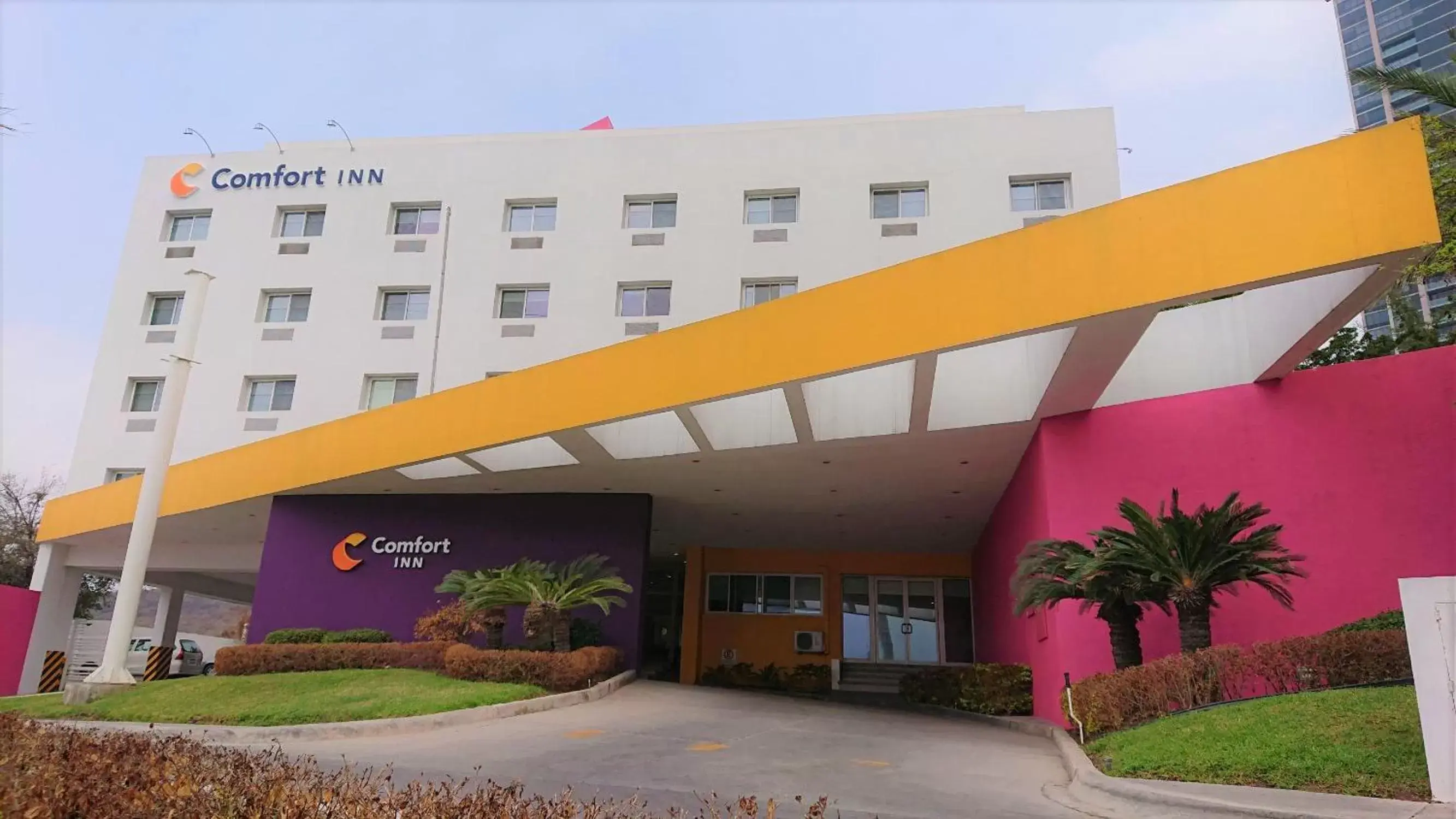 Property building in Comfort Inn Monterrey Valle