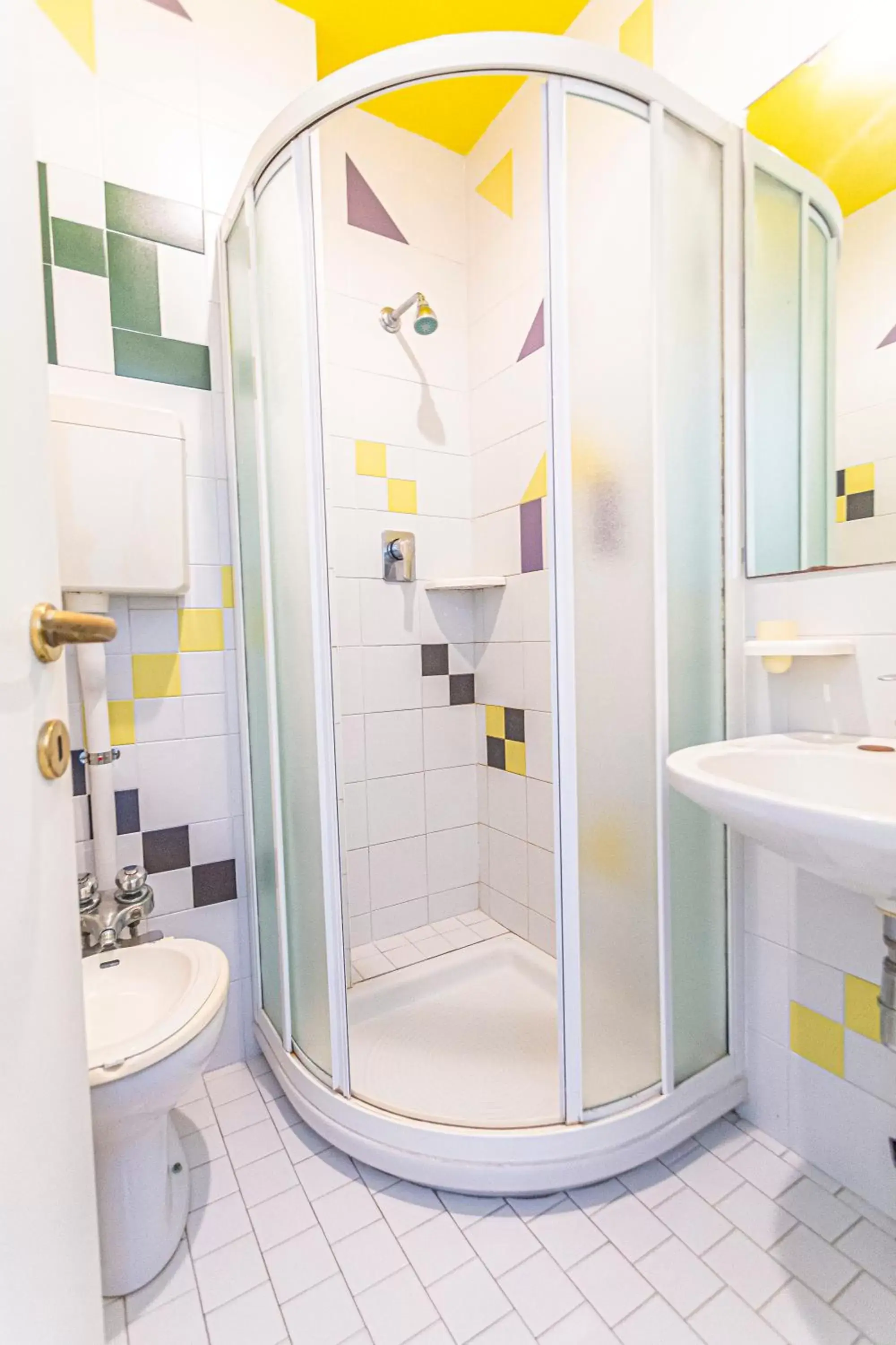 Shower, Bathroom in Hotel Continental