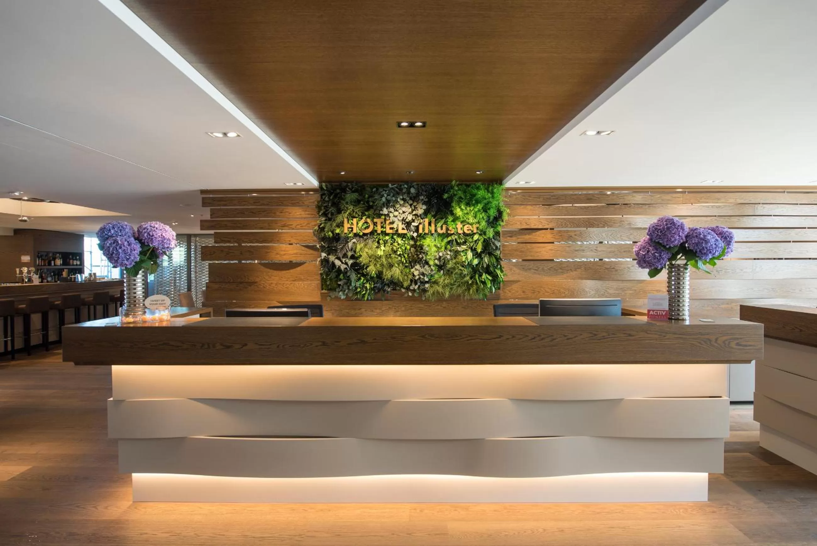 Lobby or reception in HOTEL illuster - Urban & Local