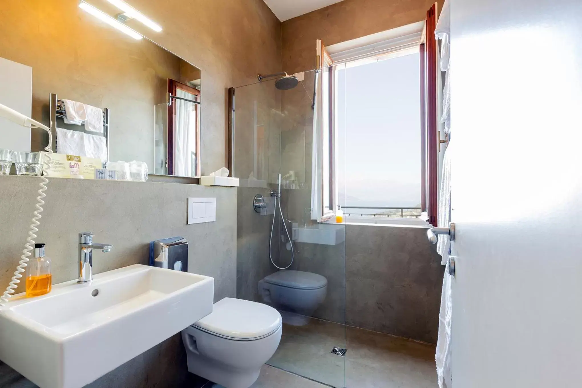 Shower, Bathroom in Hotel Il Perlo Panorama