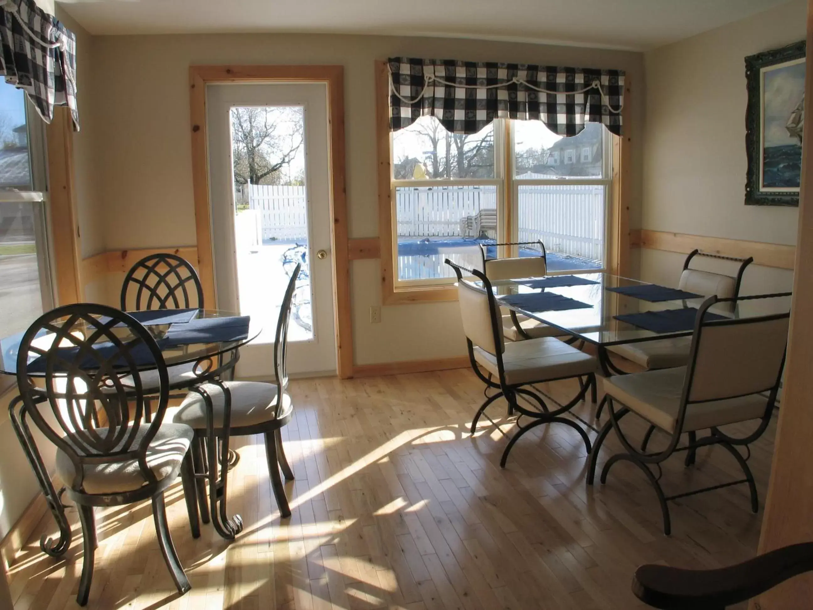 Coffee/tea facilities, Dining Area in Mackenzie Motel & Cottages