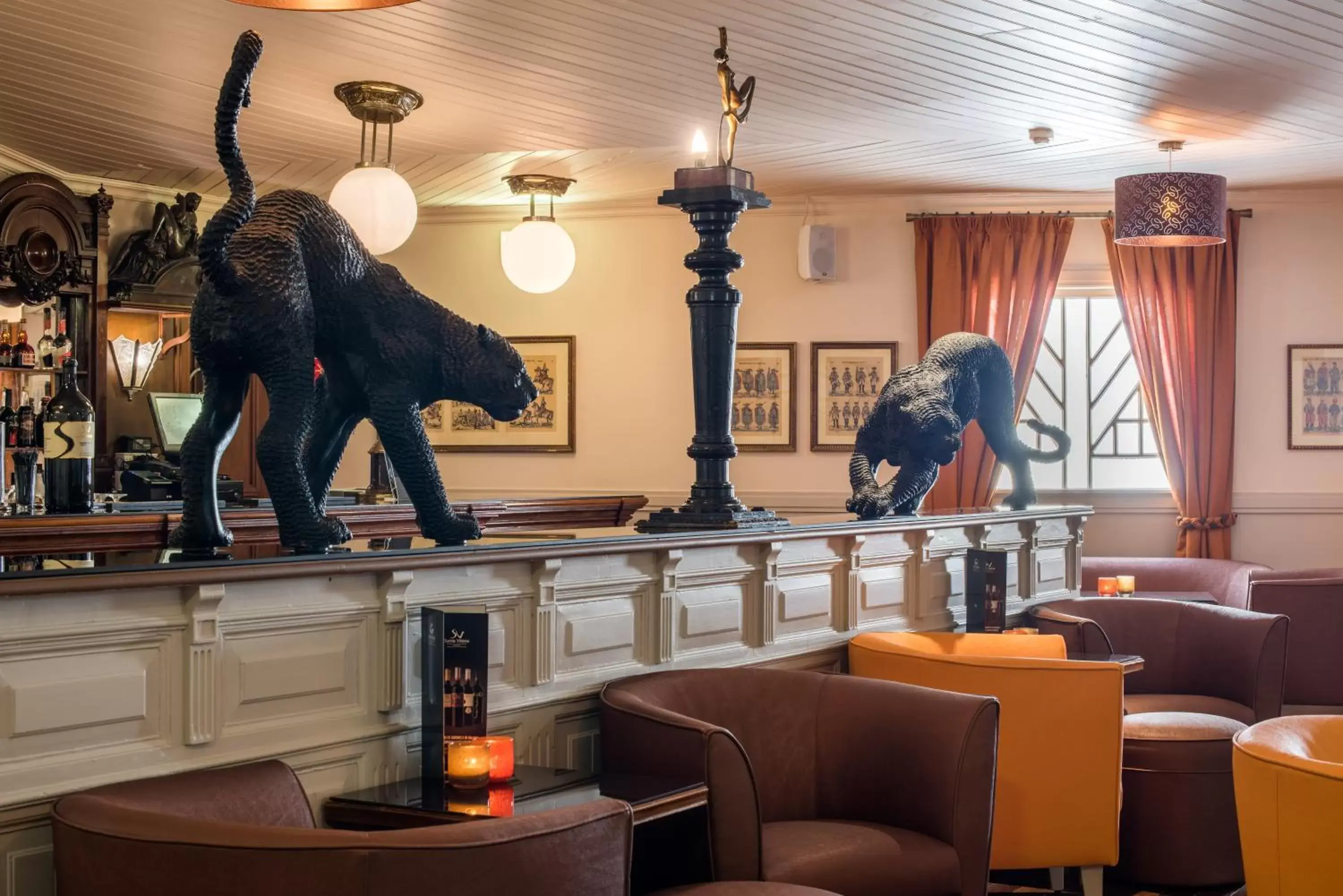 Lounge or bar in Vila Gale Estoril - Adults Friendly Lounge or bar in Vila Gale Estoril - Adults Friendly