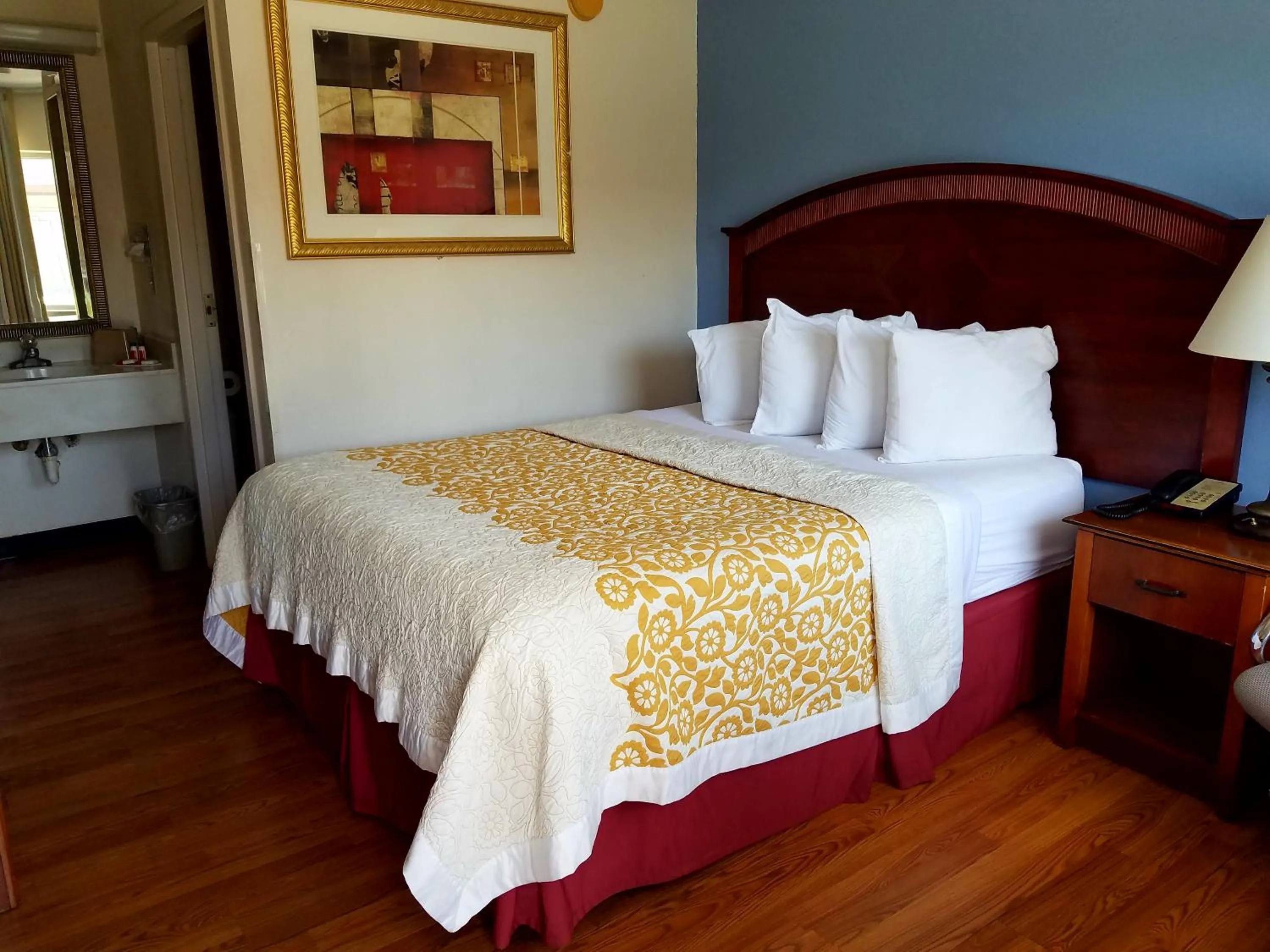 Bedroom, Bed in Days Inn by Wyndham Richmond