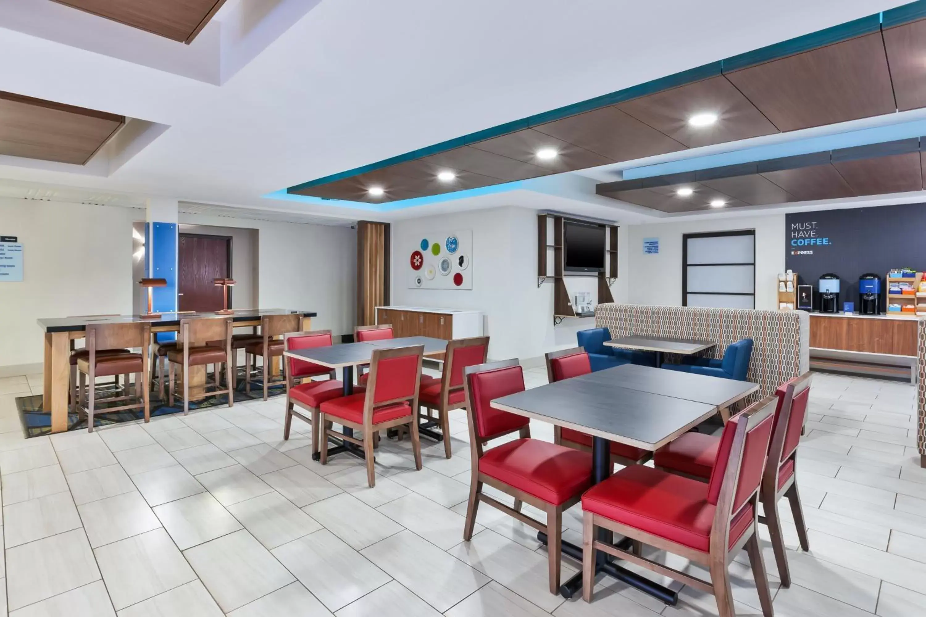 Lobby or reception, Restaurant/Places to Eat in Holiday Inn Express and Suites Three Rivers, an IHG Hotel