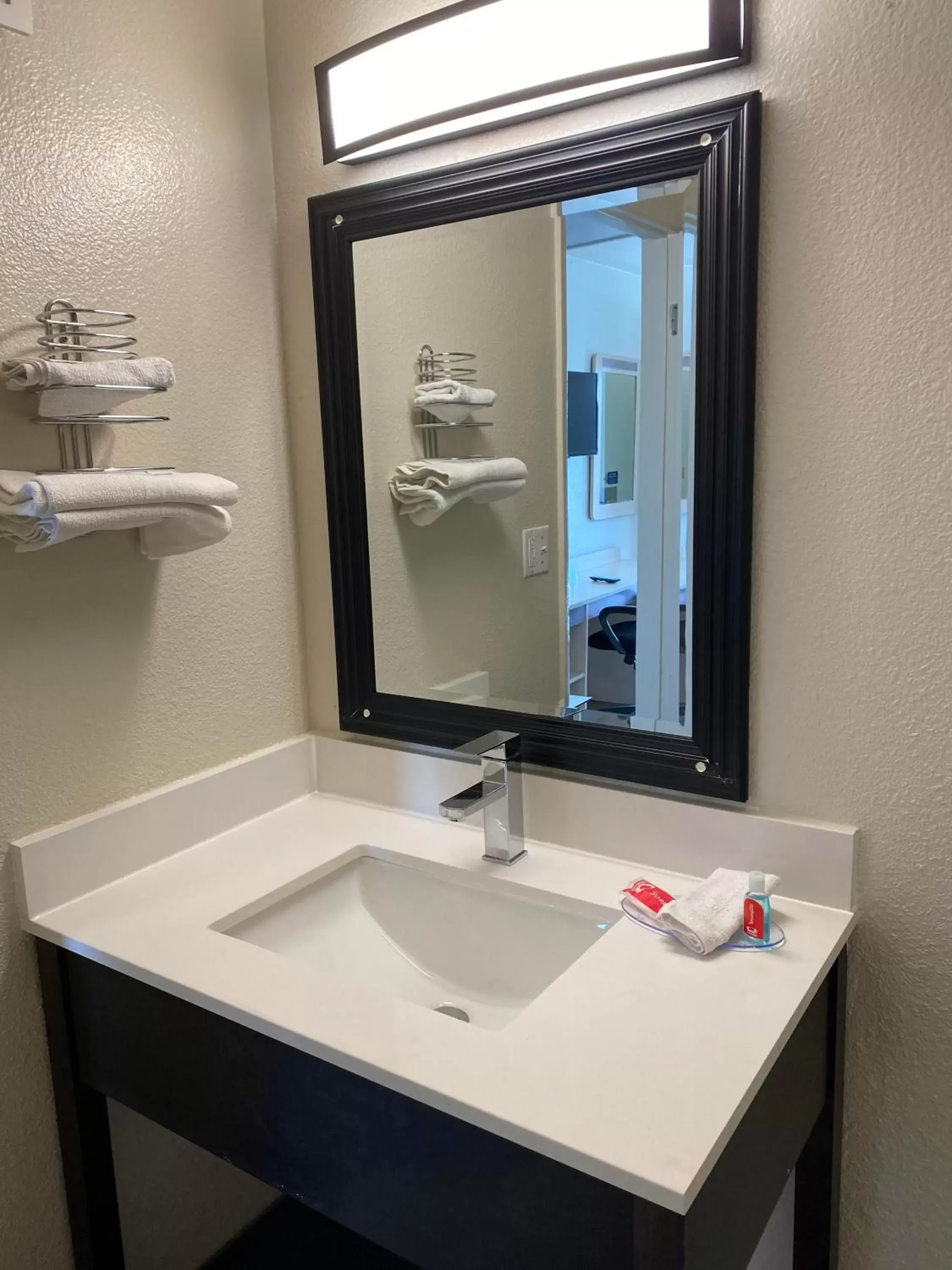 Bathroom in Econo Lodge Stockton near I-5 Fairgrounds