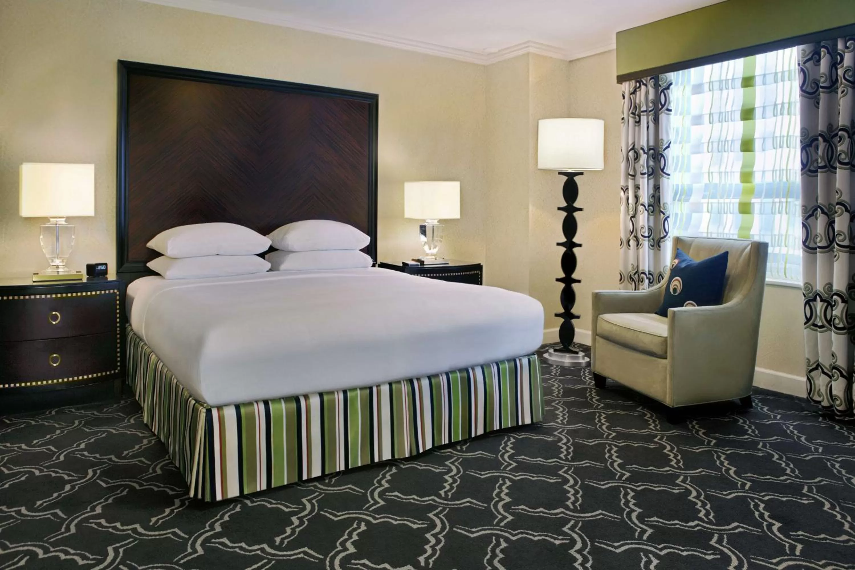 Living room, Bed in The Palmer House Hilton