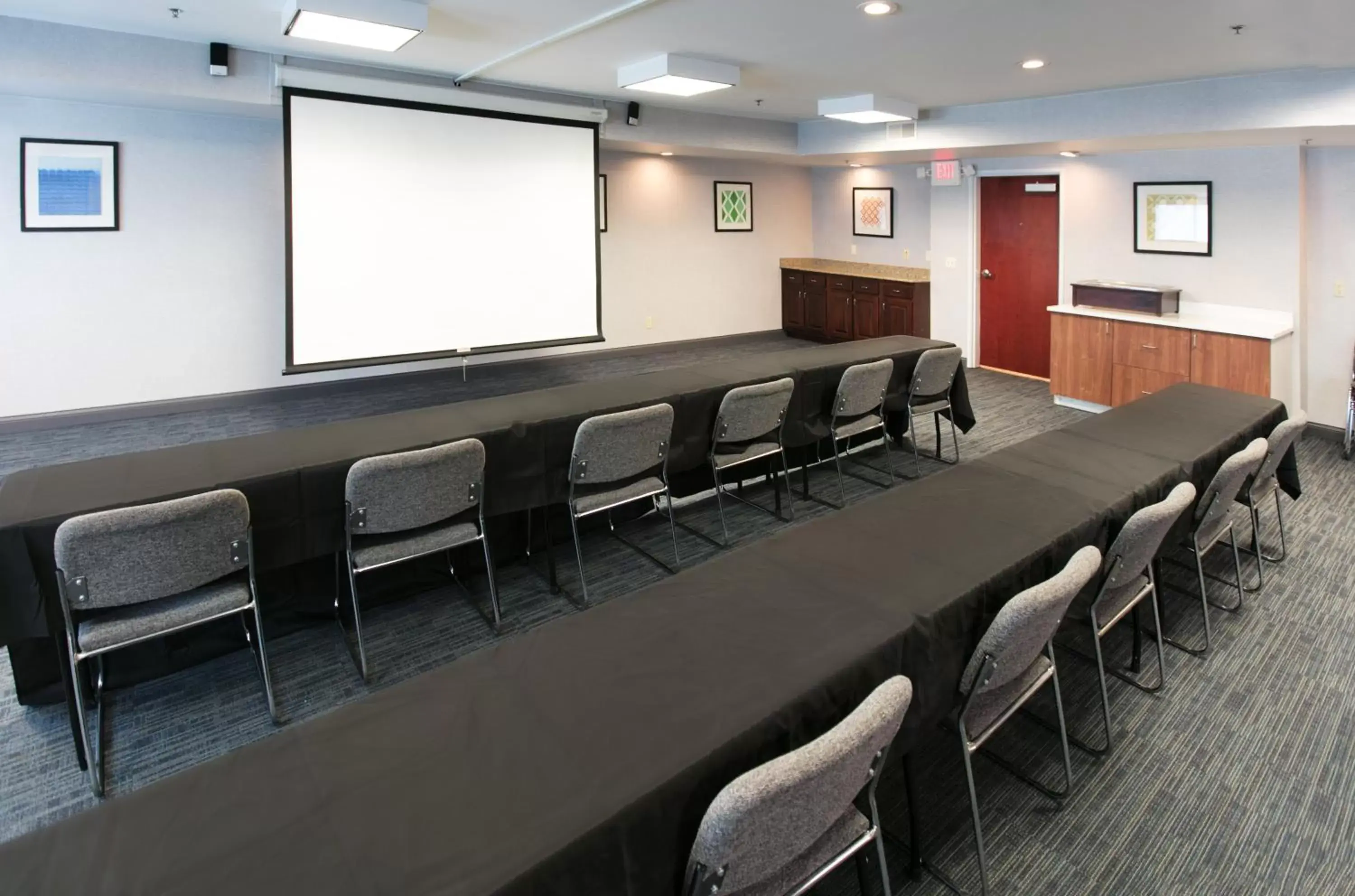 Meeting/conference room in Holiday Inn Express Hotel & Suites Cincinnati Southeast Newport, an IHG Hotel