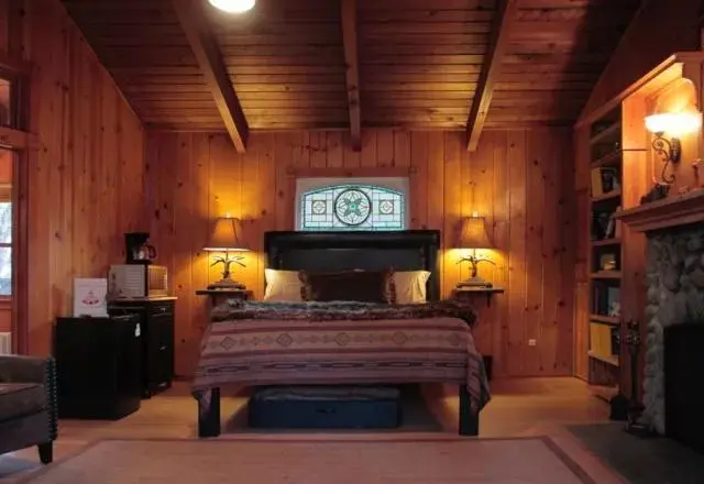 Bed in Silver Pines Lodge