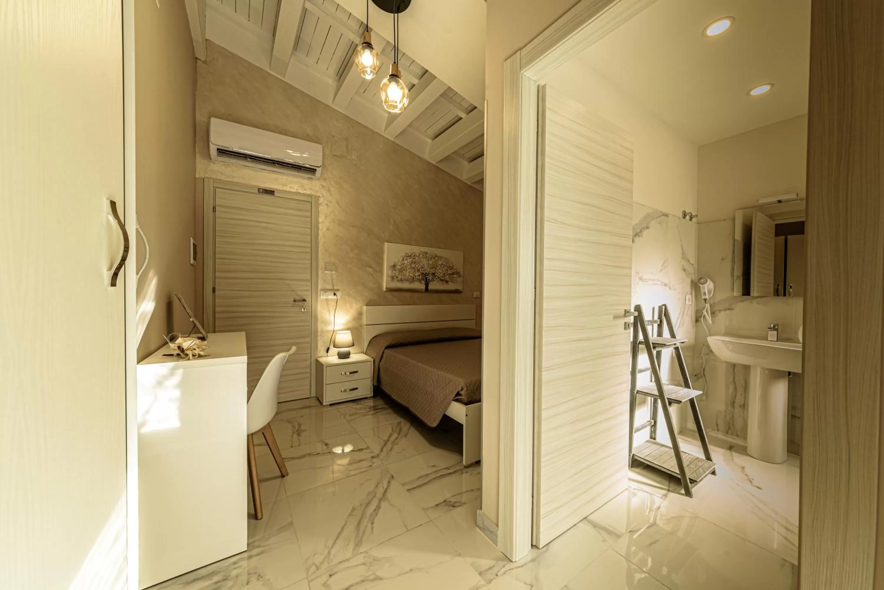 Photo of the whole room in Corleone GUESTHOUSE