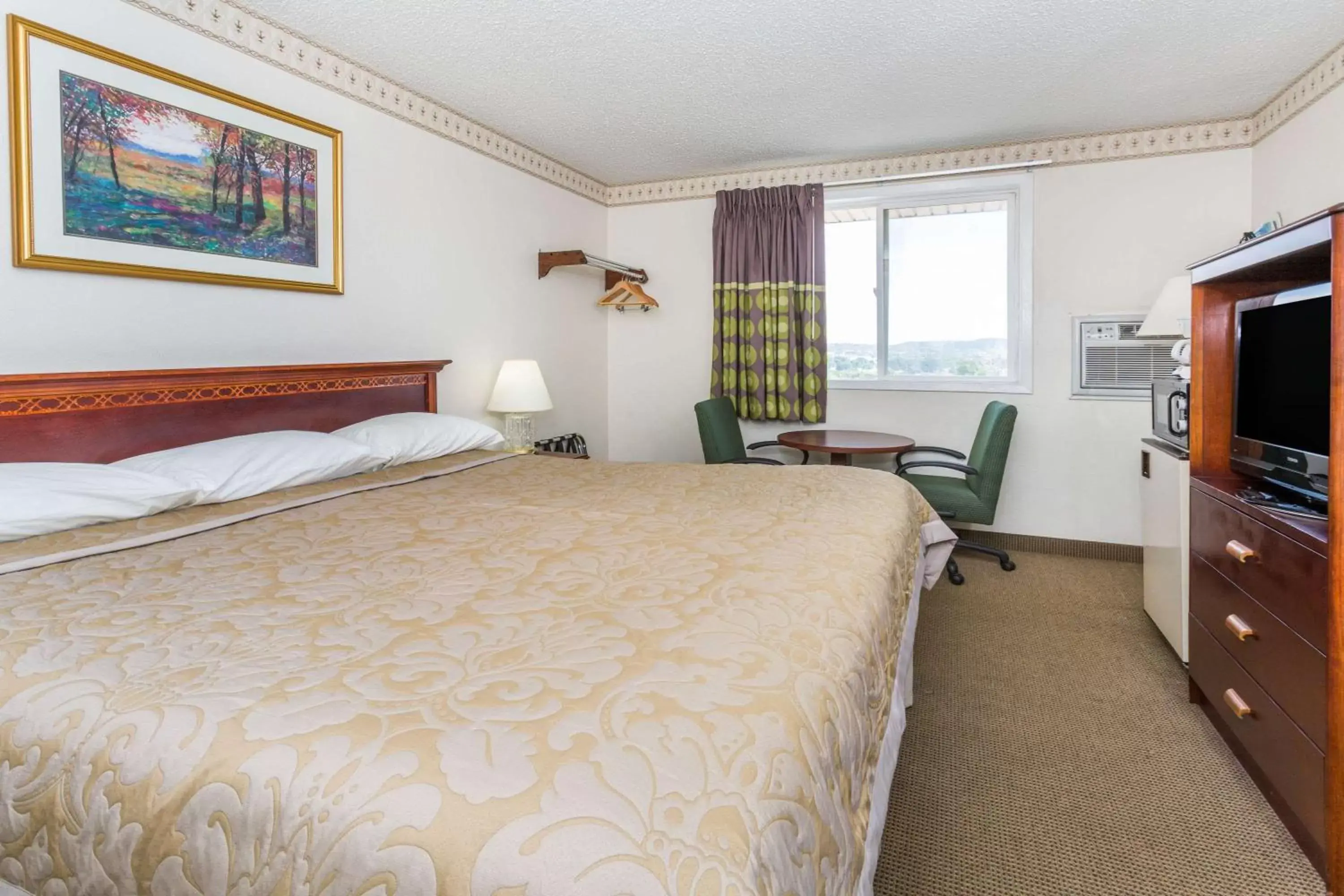 Photo of the whole room, Bed in Super 8 by Wyndham Colorado Springs/Chestnut Street