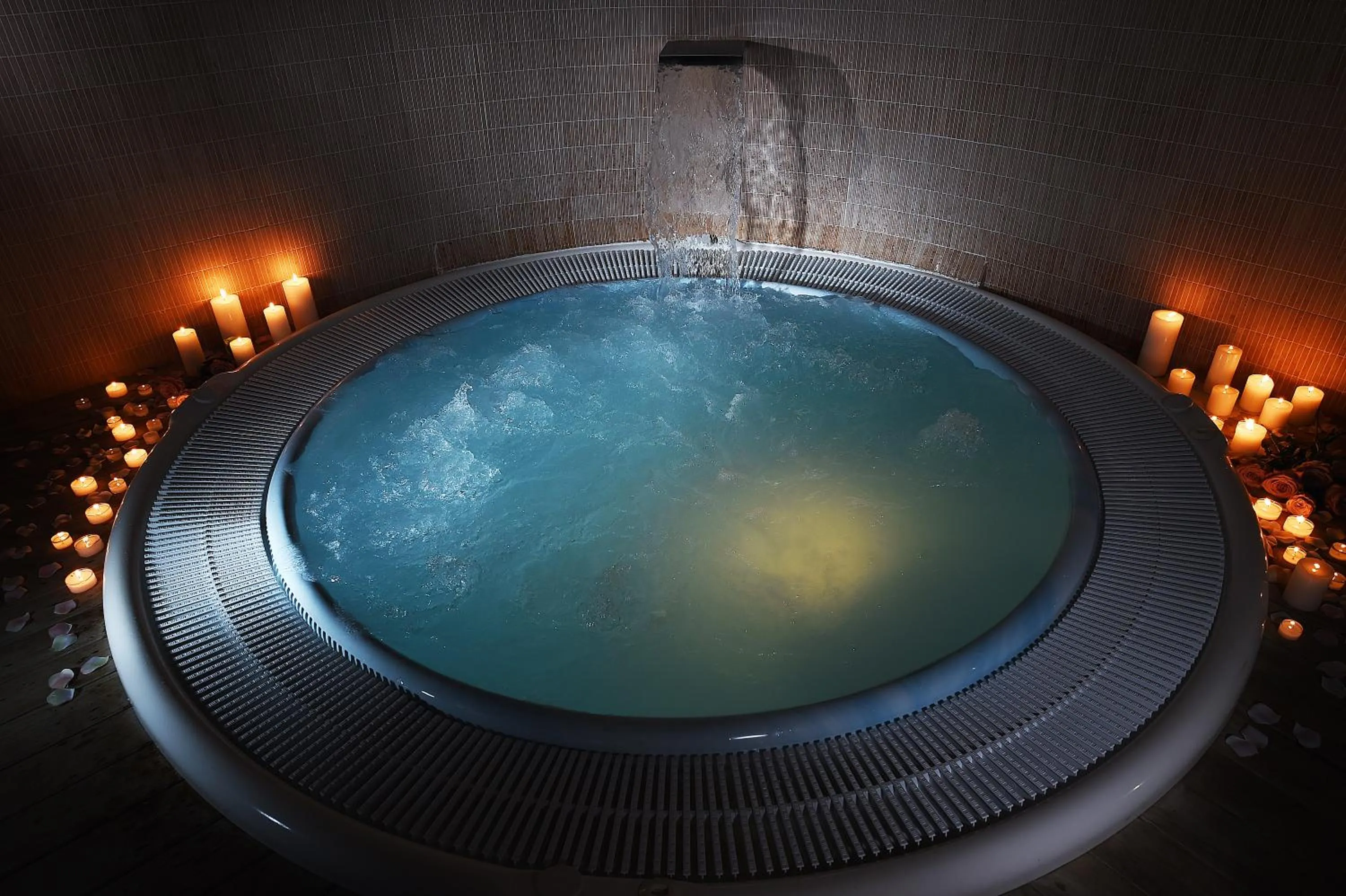 Hot Tub in Hotel Acqui & Centro Benessere