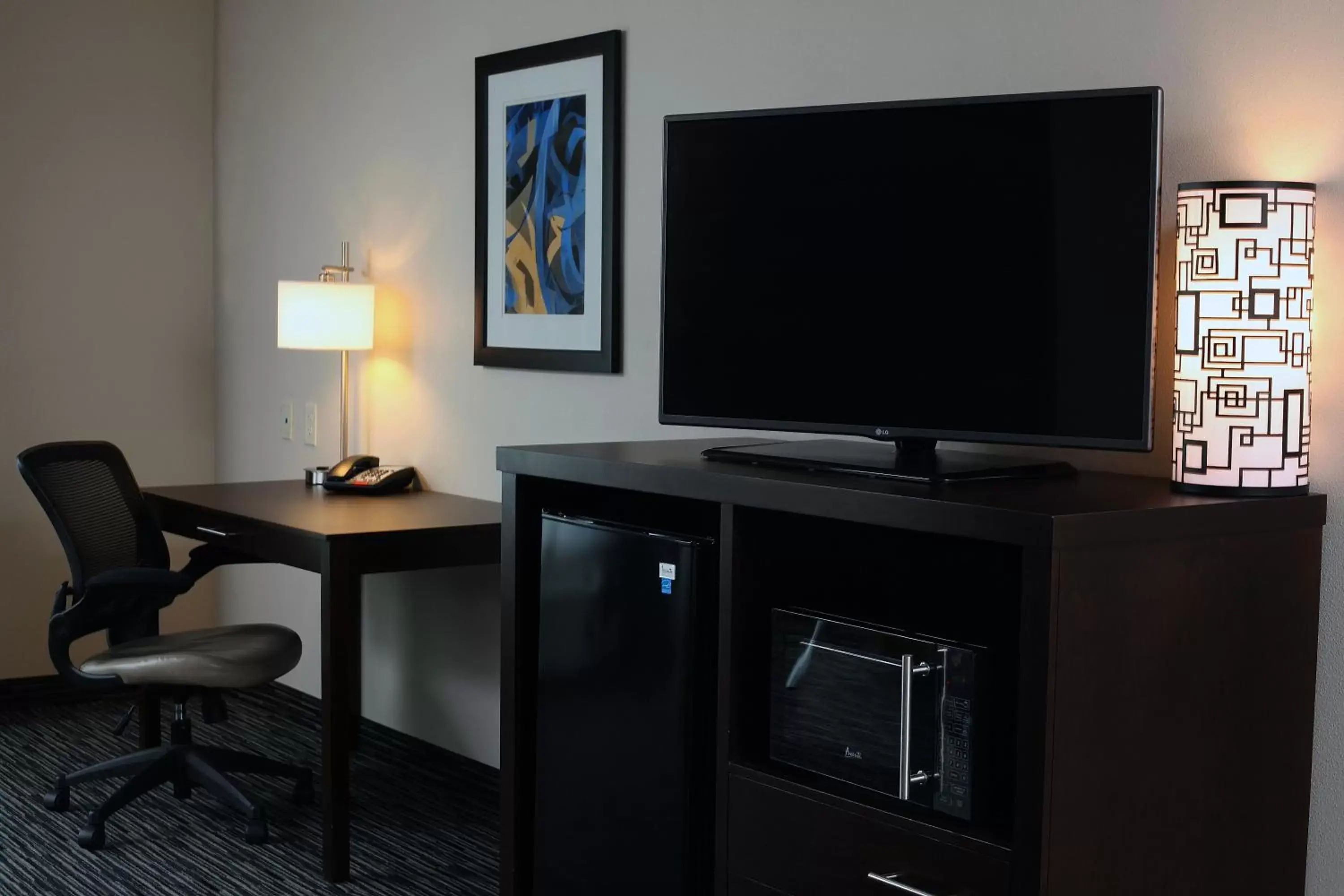 Photo of the whole room, TV/Entertainment Center in Holiday Inn Express & Suites Omaha South Ralston Arena, an IHG Hotel