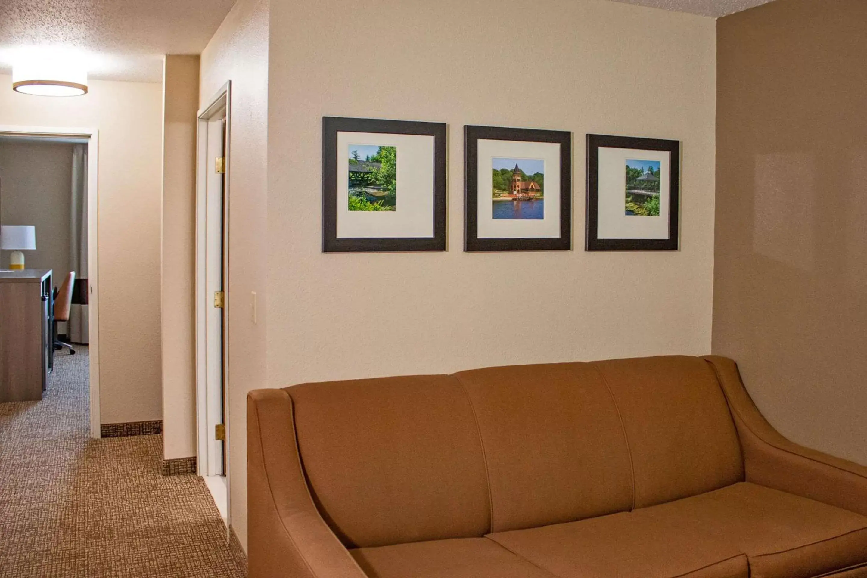 Bedroom, Seating Area in Comfort Inn & Suites Geneva- West Chicago