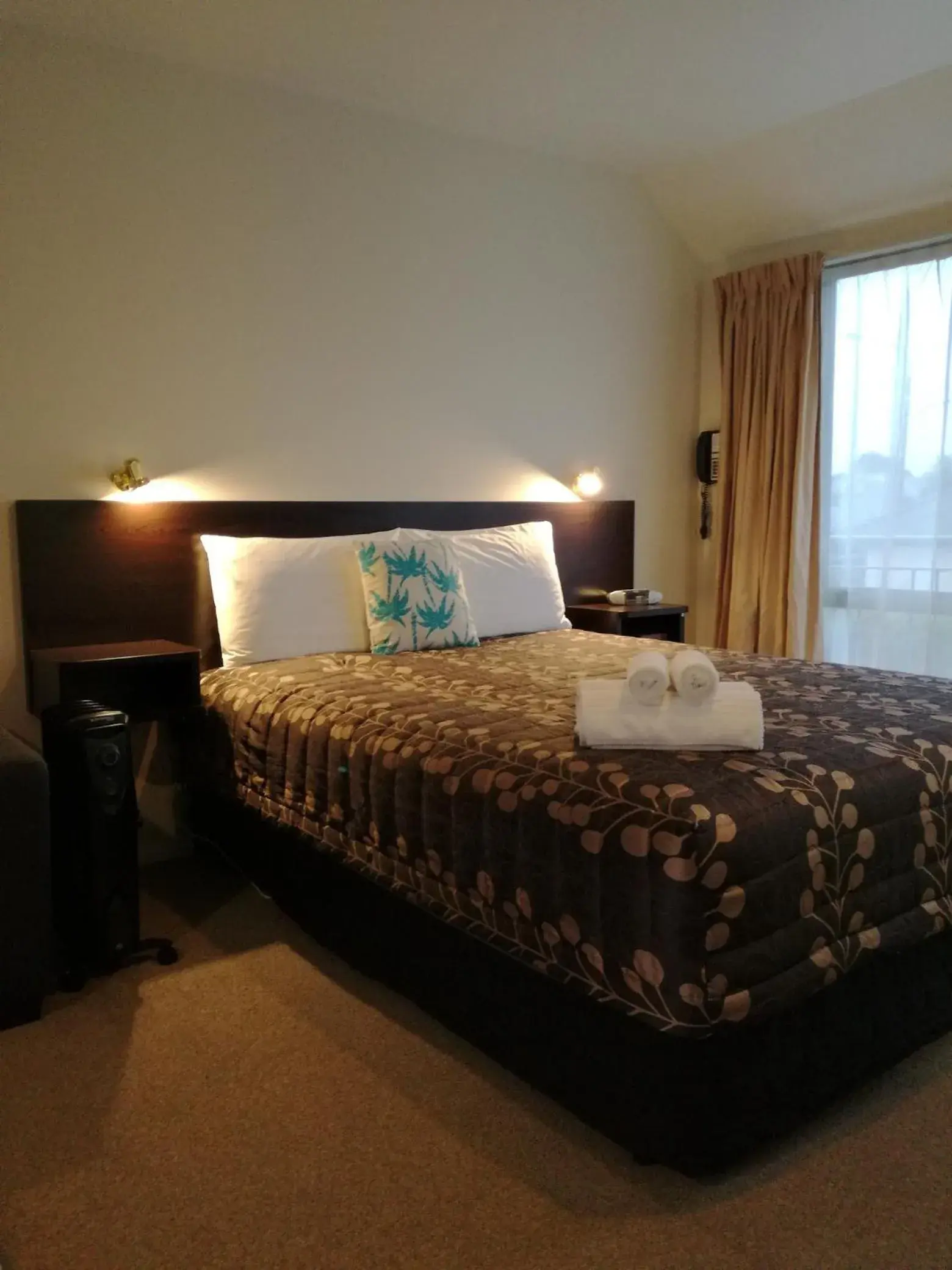 Bedroom, Bed in Alcala Motor Lodge
