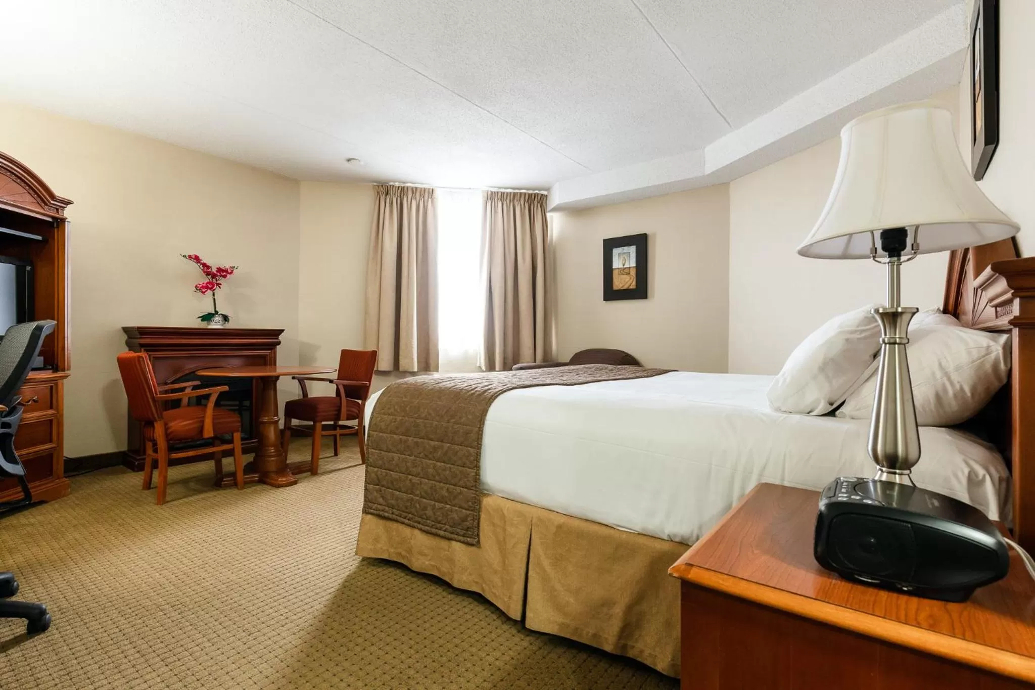 Photo of the whole room, Bed in WelcomINNS Ottawa