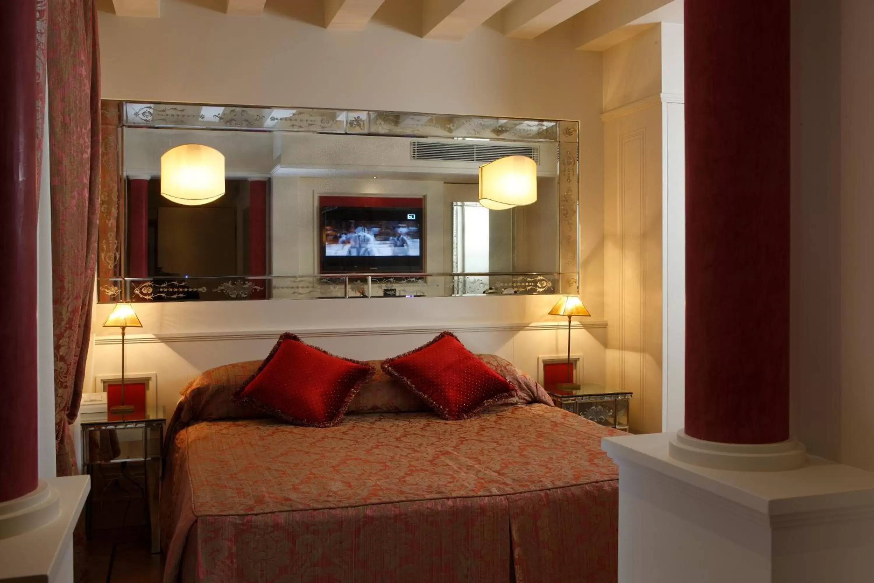 Bedroom, Bed in Canaletto Luxury Suites - San Marco Luxury