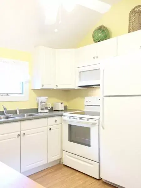 Kitchen/Kitchenette in 2 River Road Inn Cottages