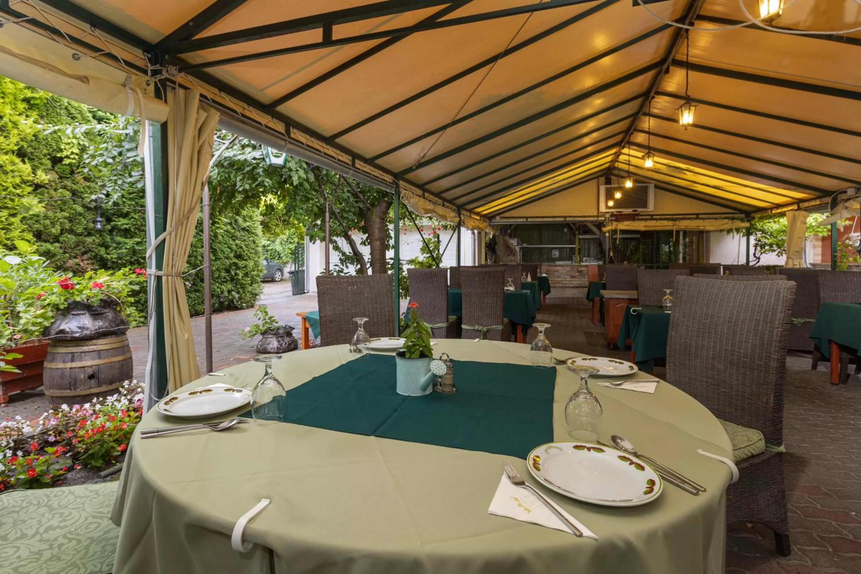 Restaurant/places to eat in Illés Hotel