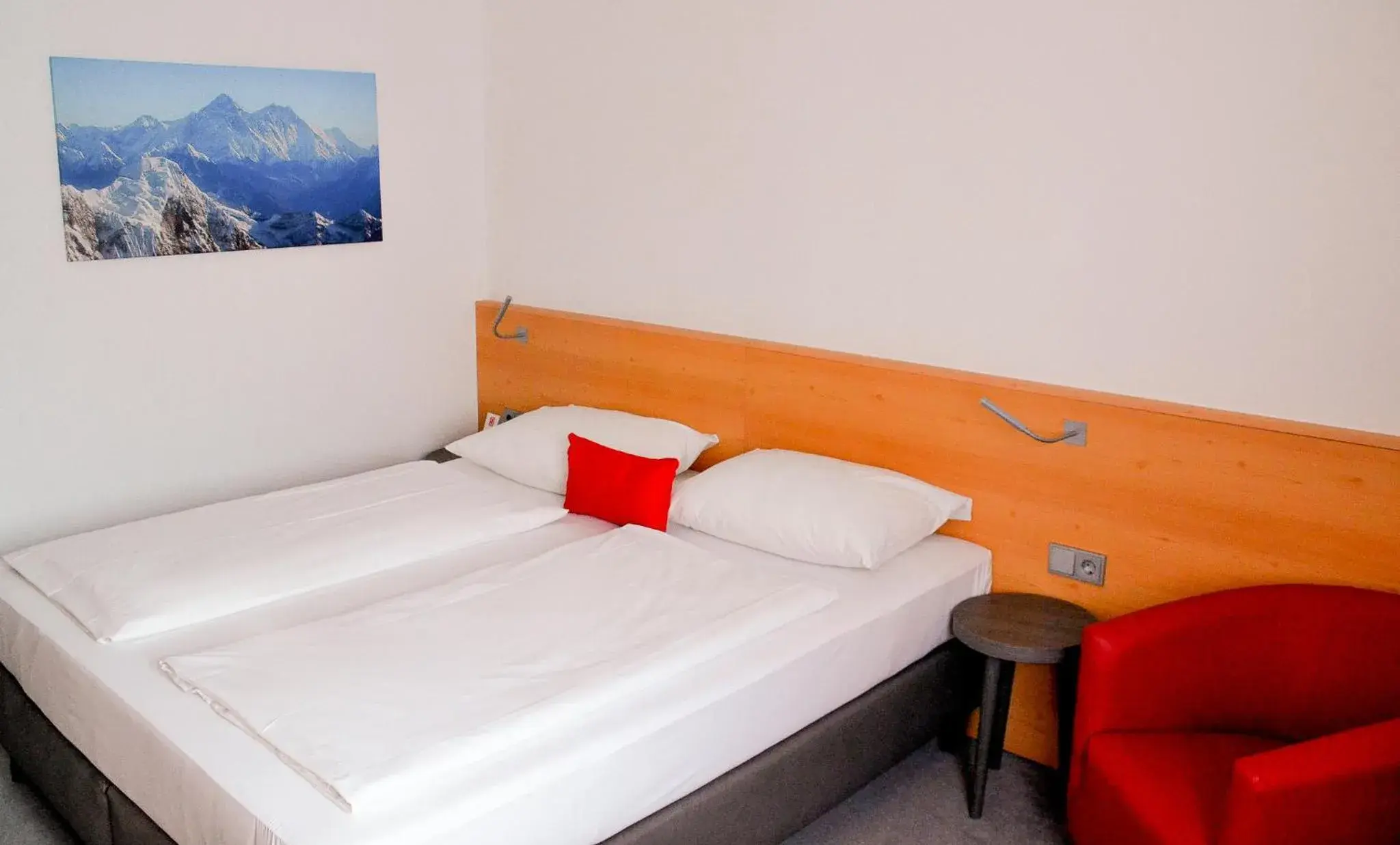 Photo of the whole room, Bed in Sure Hotel by Best Western Muenchen Hauptbahnhof