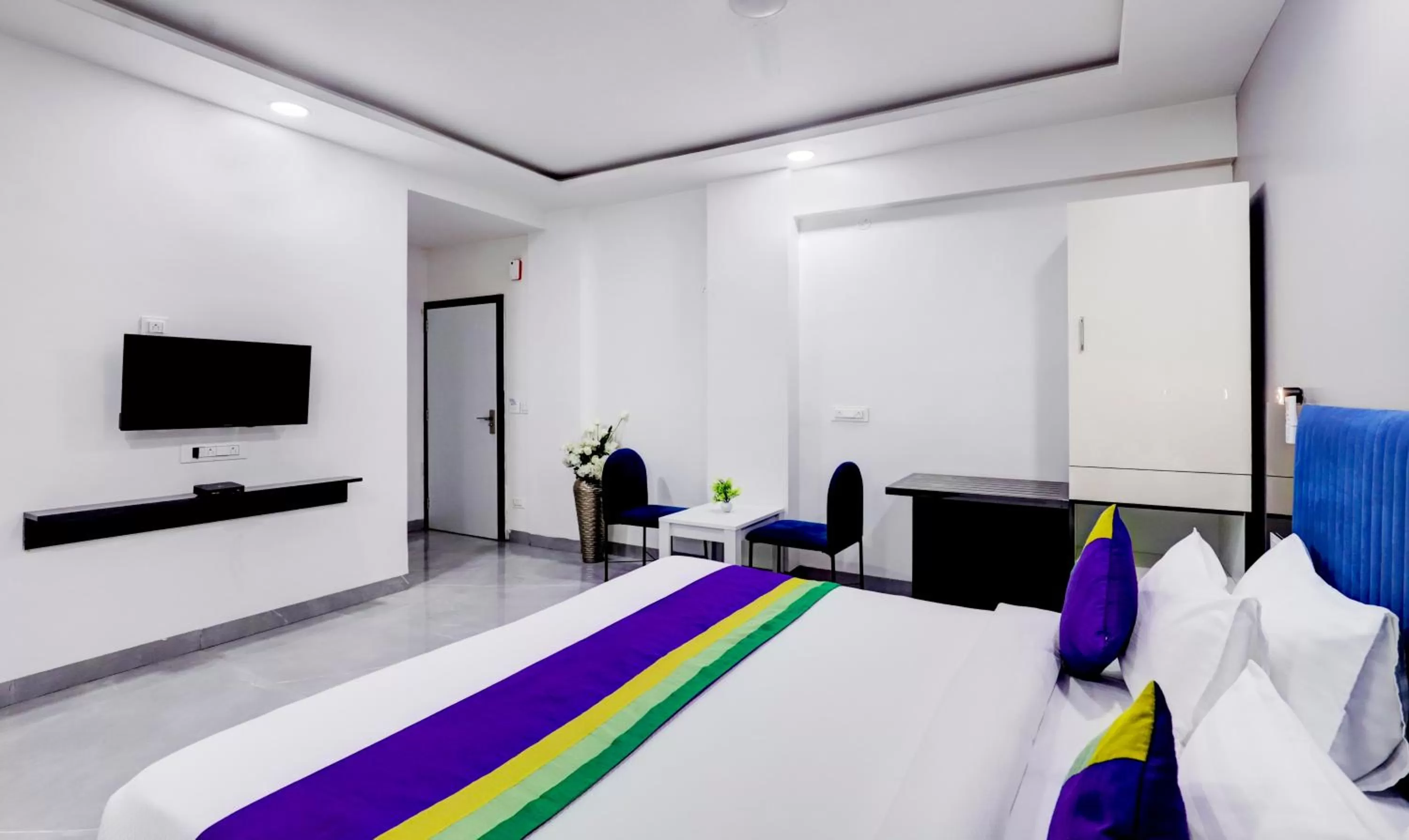 Bedroom, Bed in Treebo Finesta Suites, Nagpur Airport