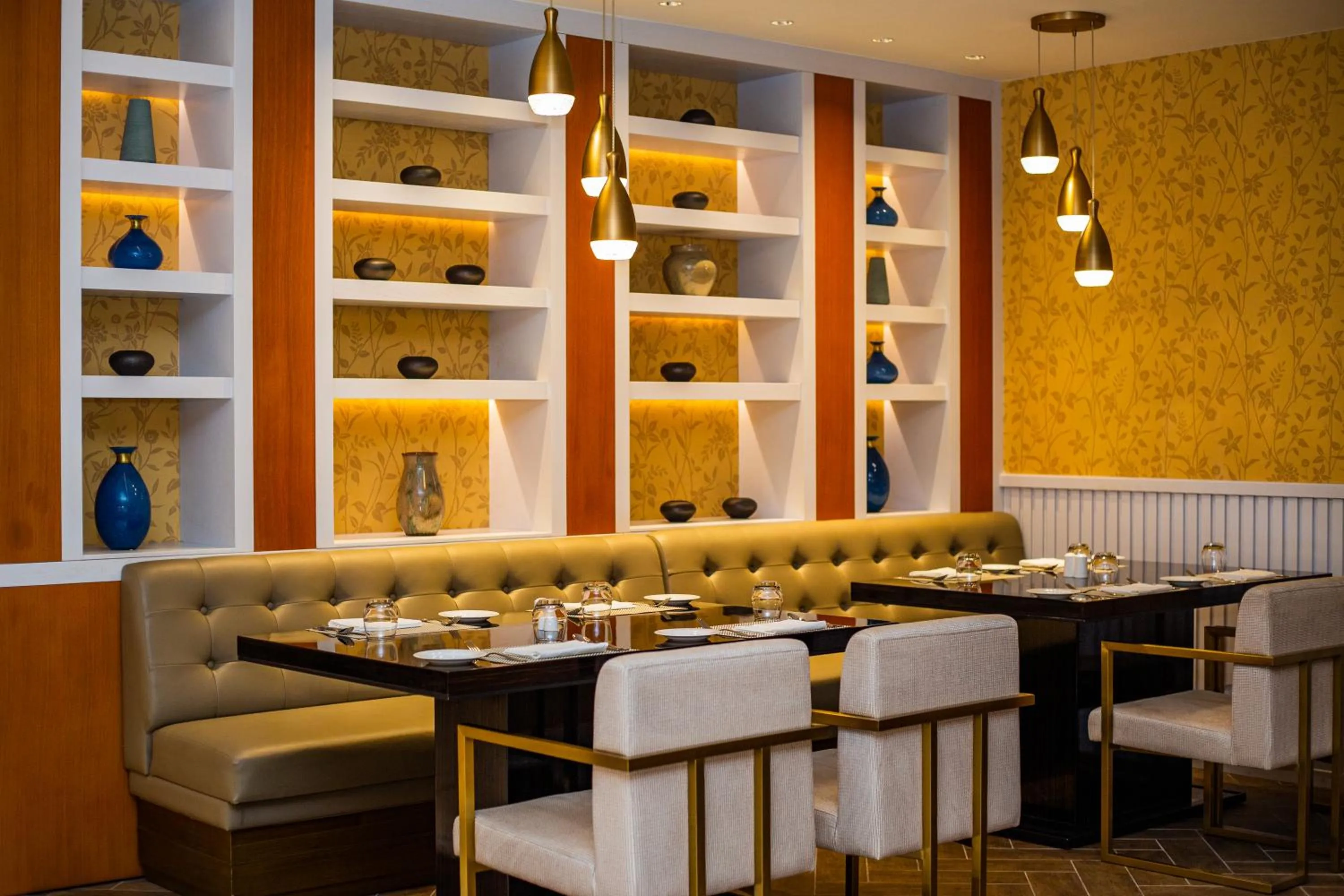 Restaurant/places to eat in Johari Rotana